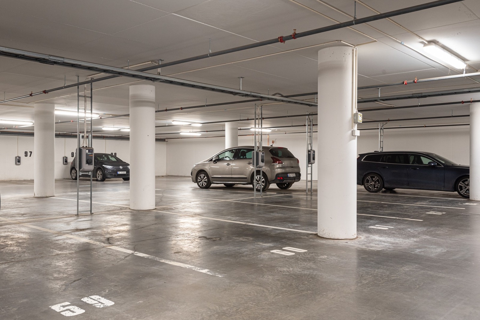 Det medfølger garasjeplass med el-bil lader i felles, oppvarmet garasjeanlegg. Galleribilde