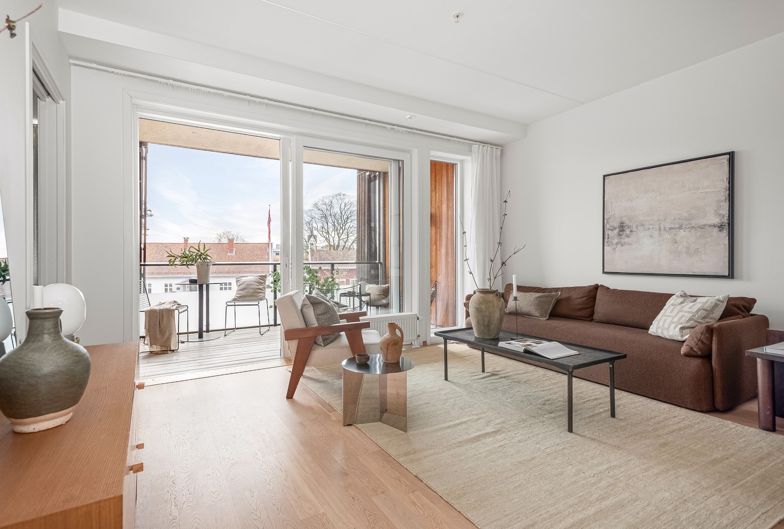 Dette er en romslig 3-roms med svært god planløsning, a-konto oppvarming og TV/bredbånd inkl. i felleskostnadene og heis rett opp til leiligheten! Galleribilde