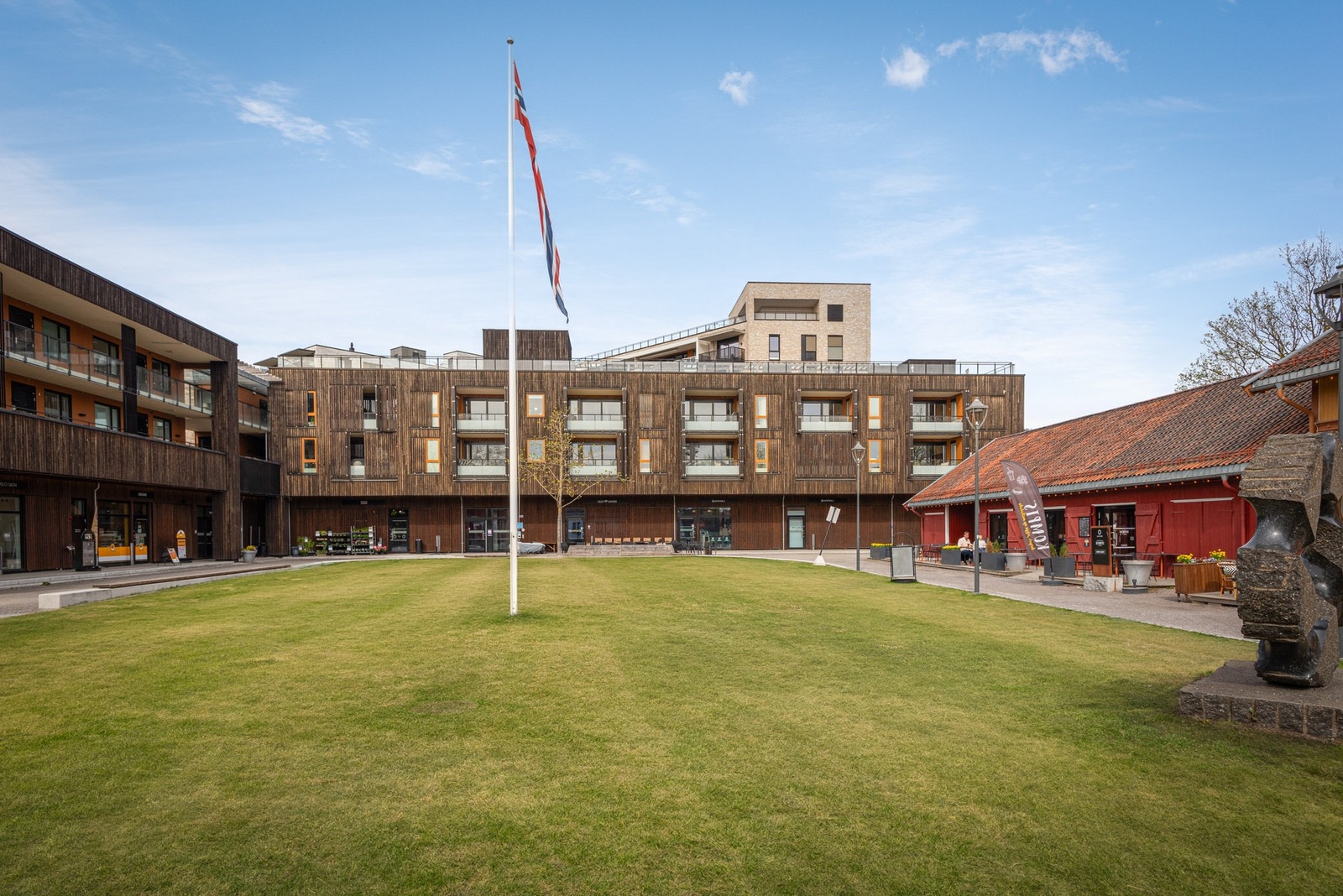 Dette er en av svært få leiligheter i prosjektet med utsikt mot det nydelige gårdstunet på Lillo Gård. Galleribilde