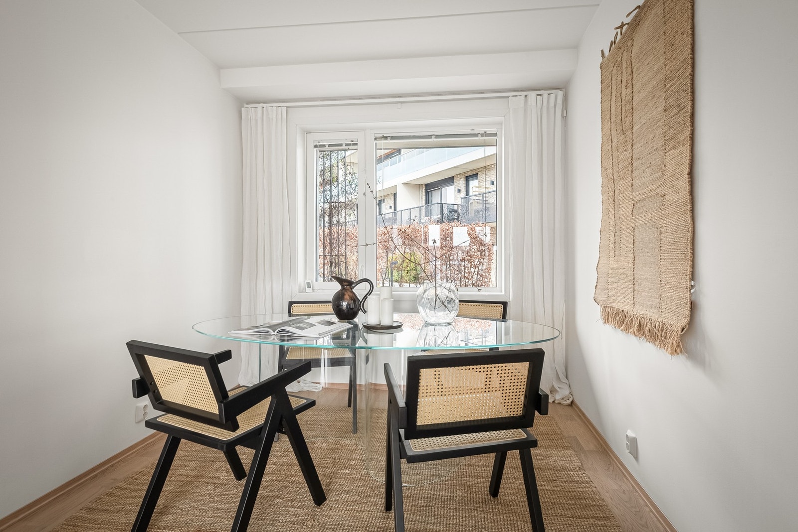 Kjøkkenet ligger fint til mot en stor spisestue, her kan du enkelt innrede med stort spisebord i hverdagen. Galleribilde