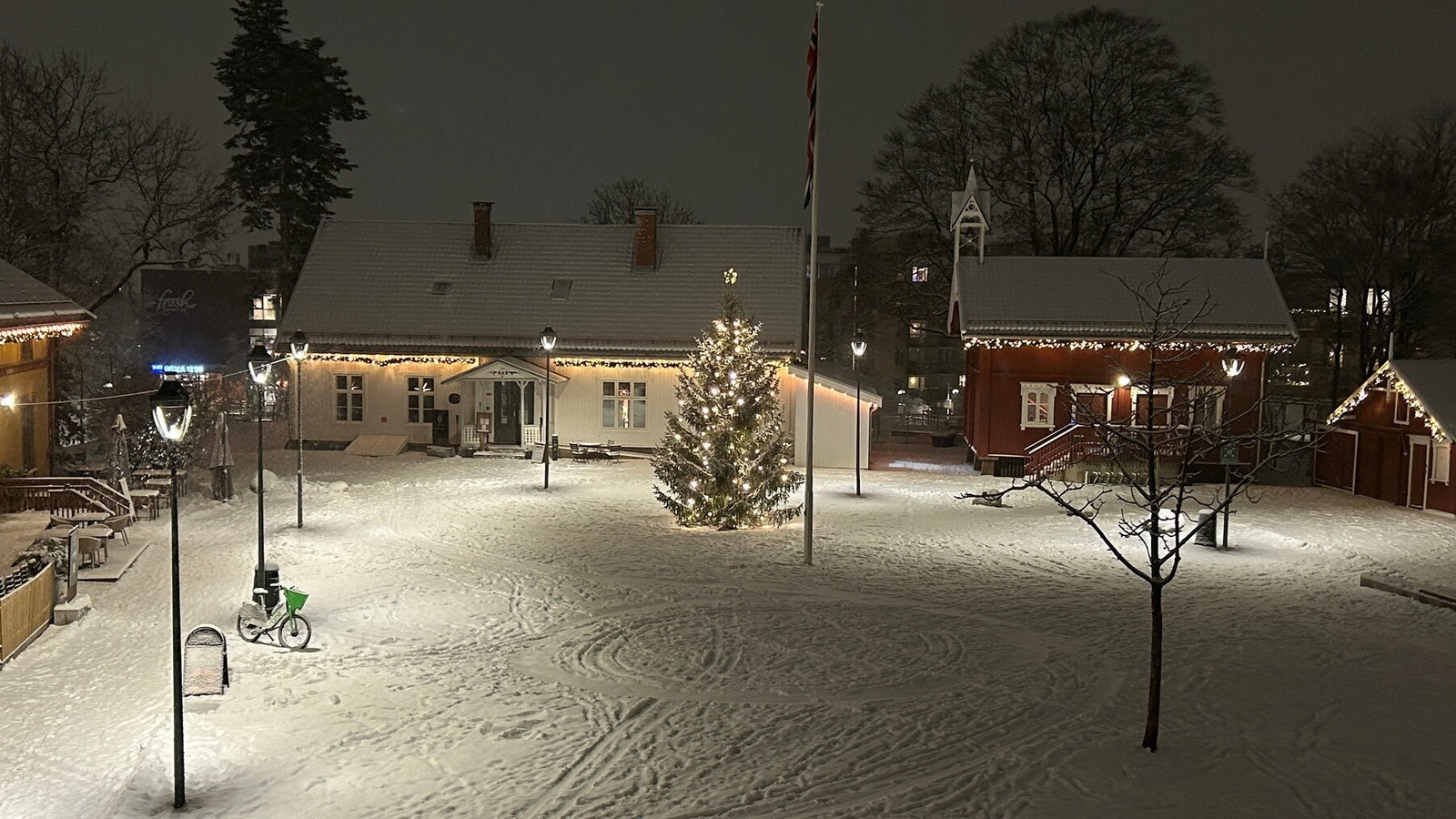 *Selgers bilde av idyllisk vinterstemning fra balkongen* Galleribilde