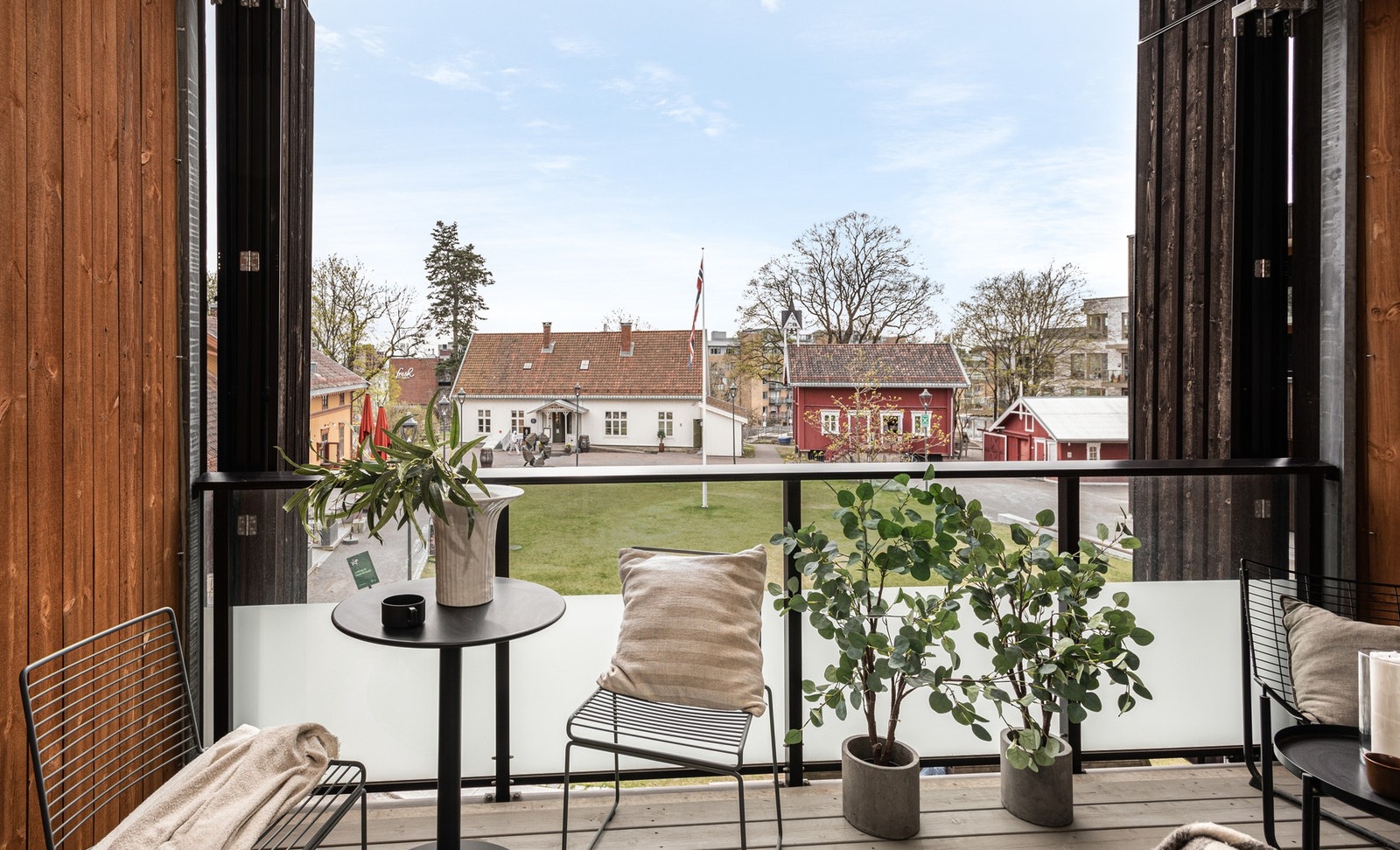 Stuen og balkongen har et hyggelig, grønt utsyn og vender ut mot praktfulle Lillo Gård. Galleribilde