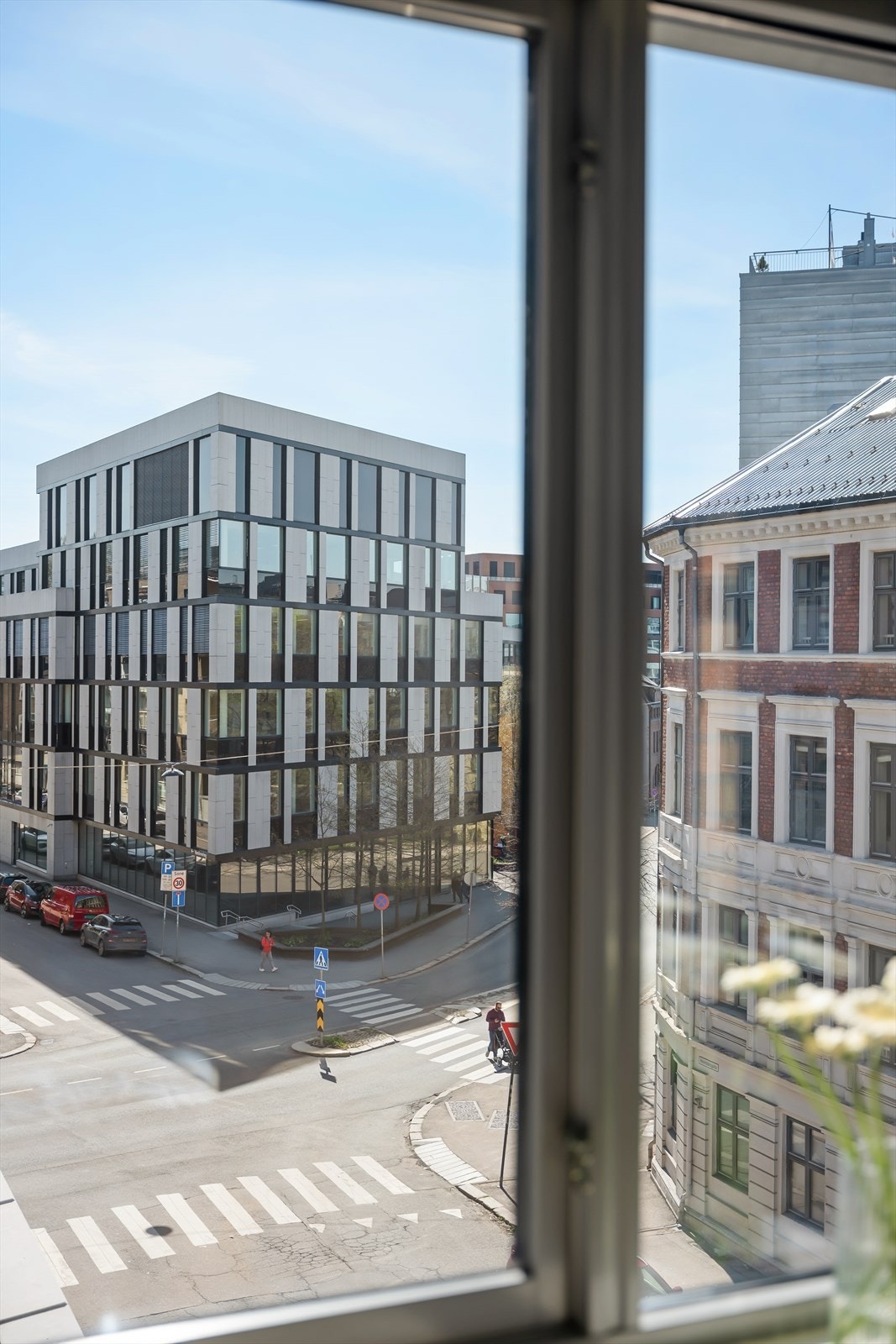 Beliggenheten midt mellom Grünerløkka, Tøyen og Grønland gir umiddelbar nærhet til alt av byens tilbud, fra restauranter til parker. Galleribilde