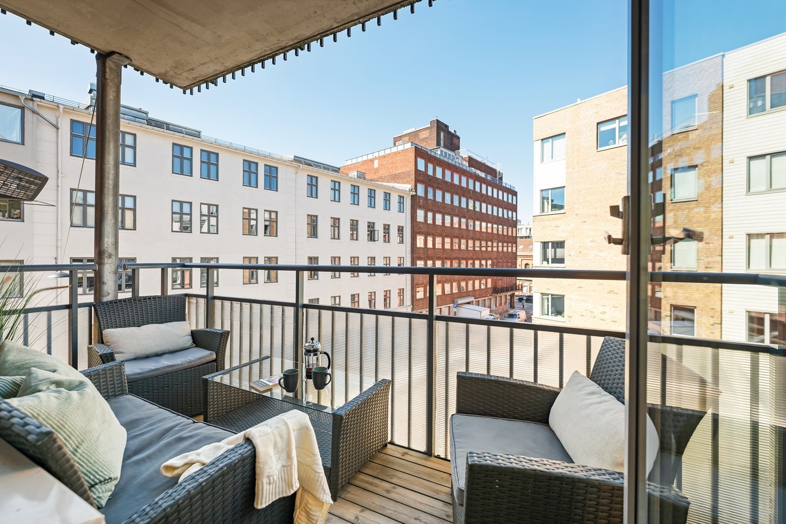 Fra stuen er det utgang til en hyggelig og solrik, nordvestvendt balkong på ca. 5,6 m². Galleribilde