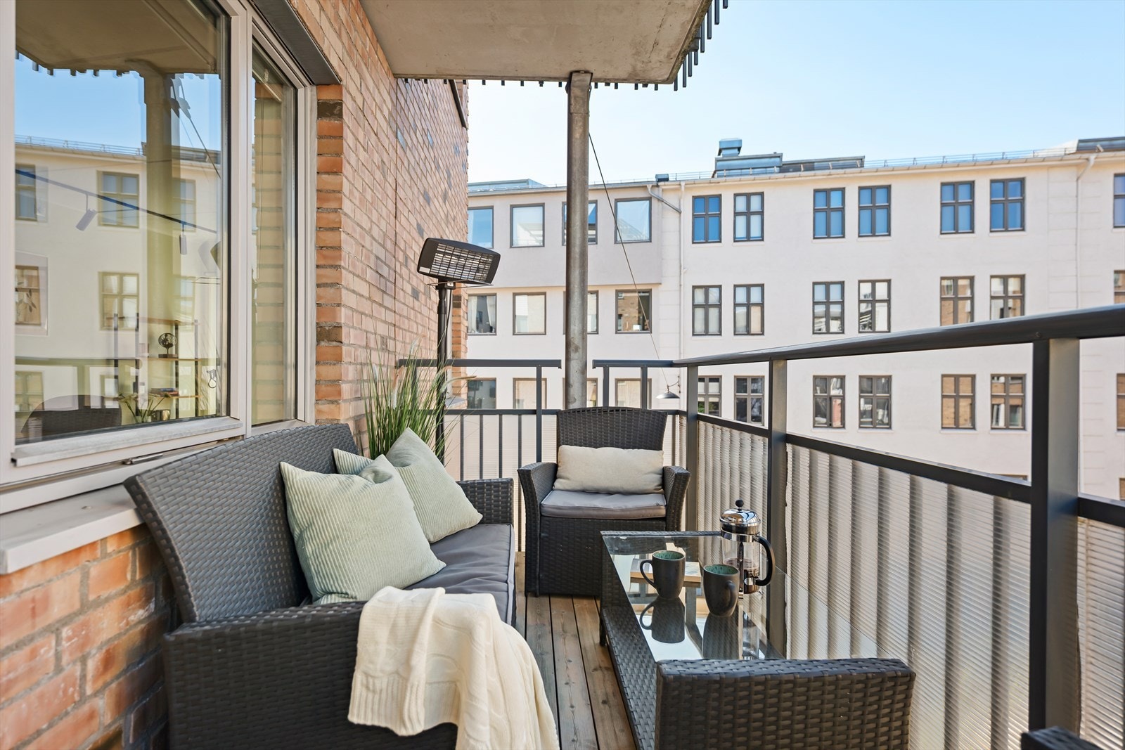 Her er det god plass til sittegruppe eller grill, og praktisk strømuttak på vegg gjør balkongen godt egnet for utendørs bruk store deler av sommerhalvåret. Galleribilde