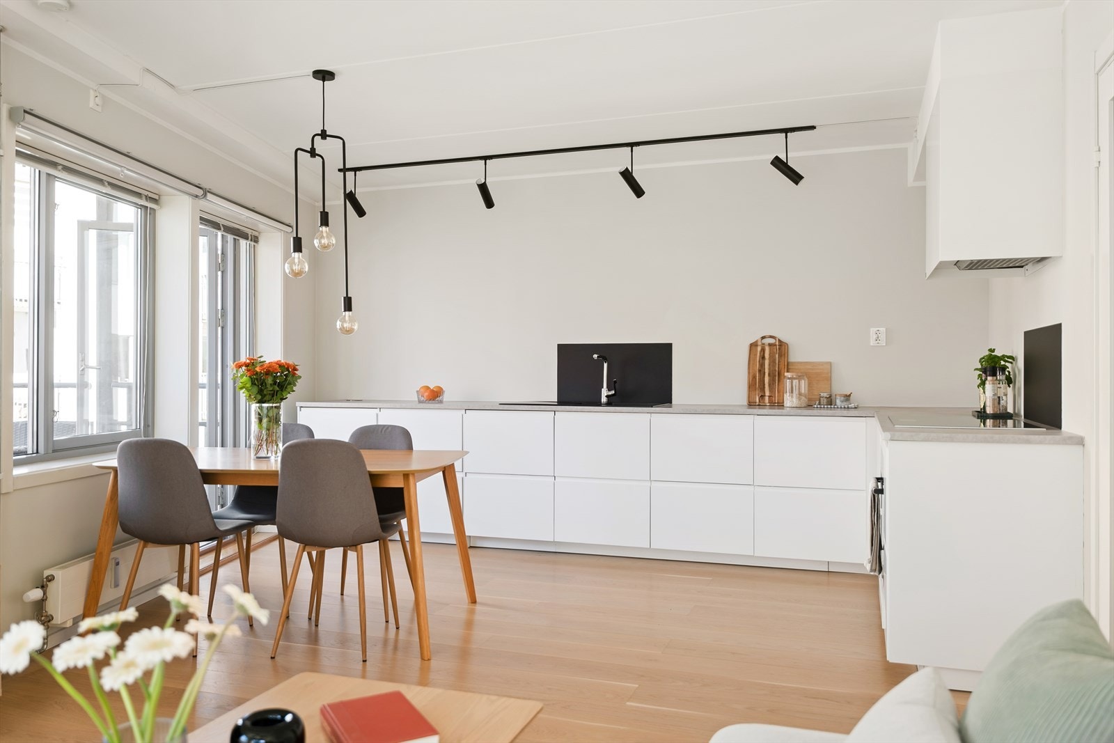 Kjøkkenet er både tidløst og moderne med innredning fra 2019 og integrerte hvitevarer. Galleribilde