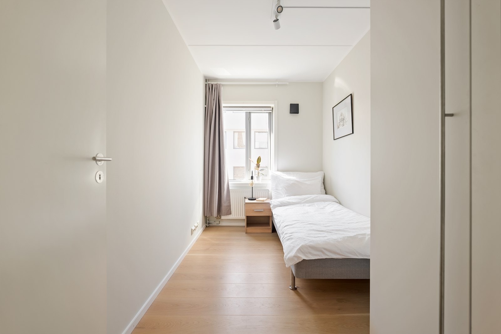 Soverom 2 er lyst og innbydende med parkett på gulvet (2019) og slettmalte flater. Galleribilde
