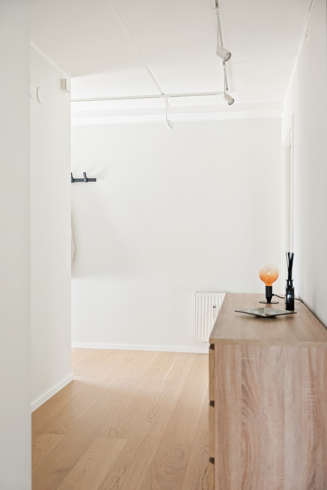 Fra gangen er det tilgang til en praktisk intern bod med opplegg for vaskemaskin. Galleribilde