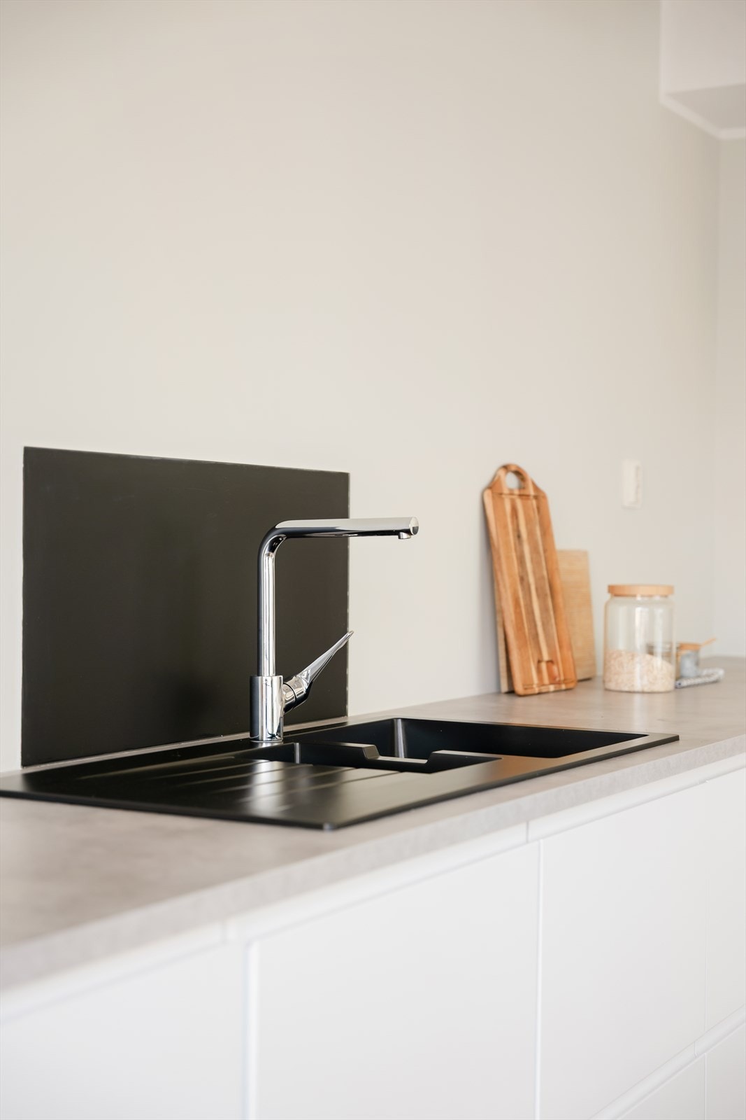 Kjøkkenbenken i laminat har en nedfelt kum i kompositt. Elektronisk vannstopper er installert for ekstra trygghet. Galleribilde