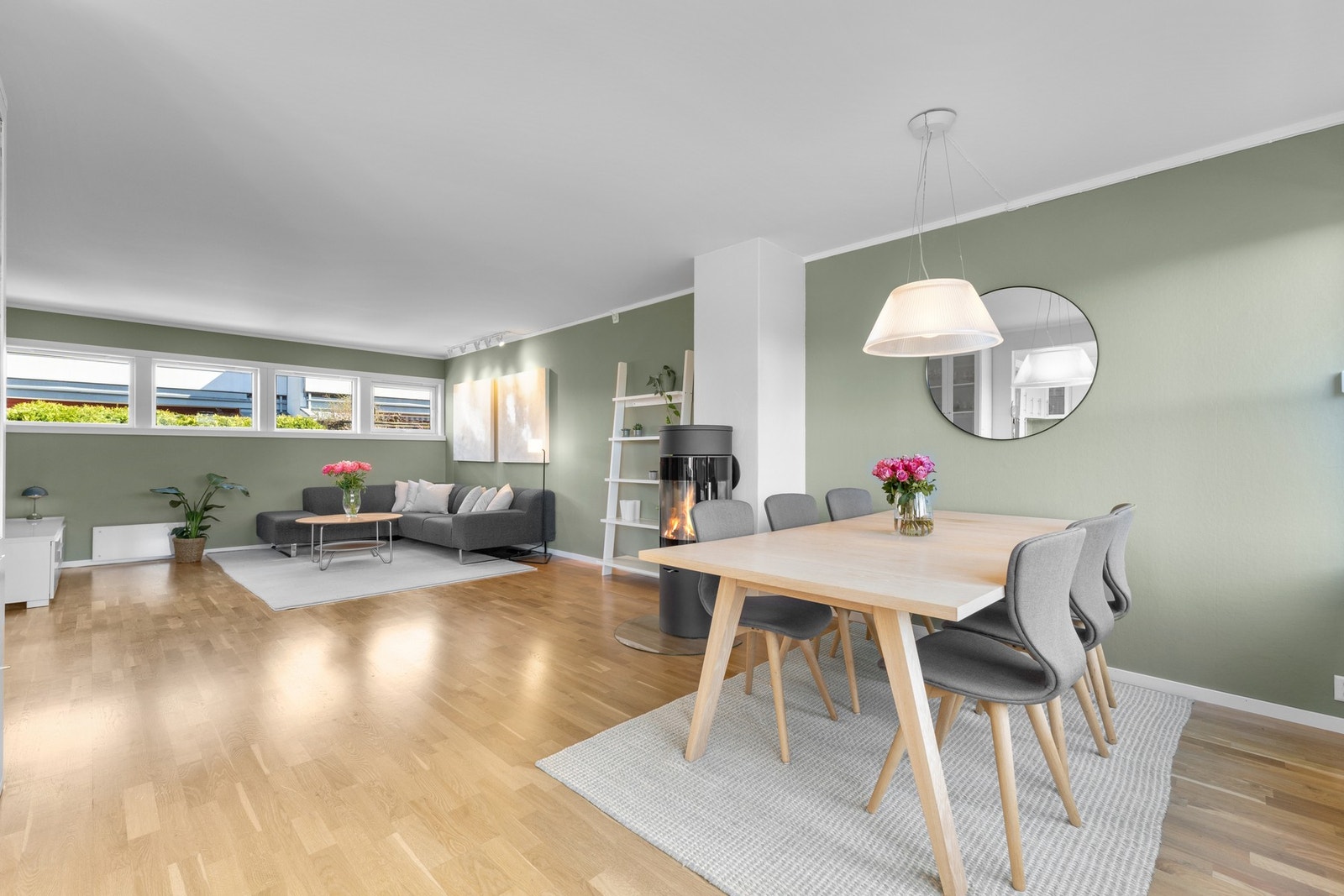 Stor stue med god plass til spisebord og sofa Galleribilde