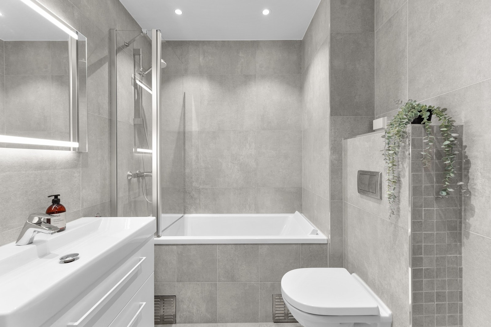 Badet ble rehabiliert i 2017 | Det er kalrgjort for fjerning av badekaret hvis man heller vil ha dusj Galleribilde