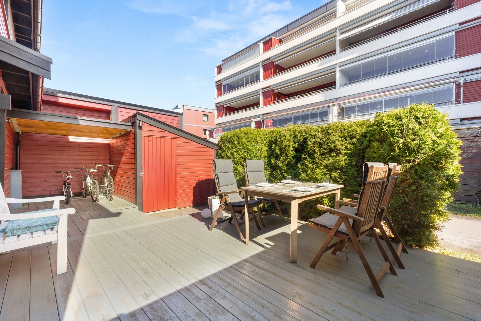 Terrasse på 27 kvm ved inngangsparti med morgen/formiddagssol | Utebod på 5 kvm Galleribilde