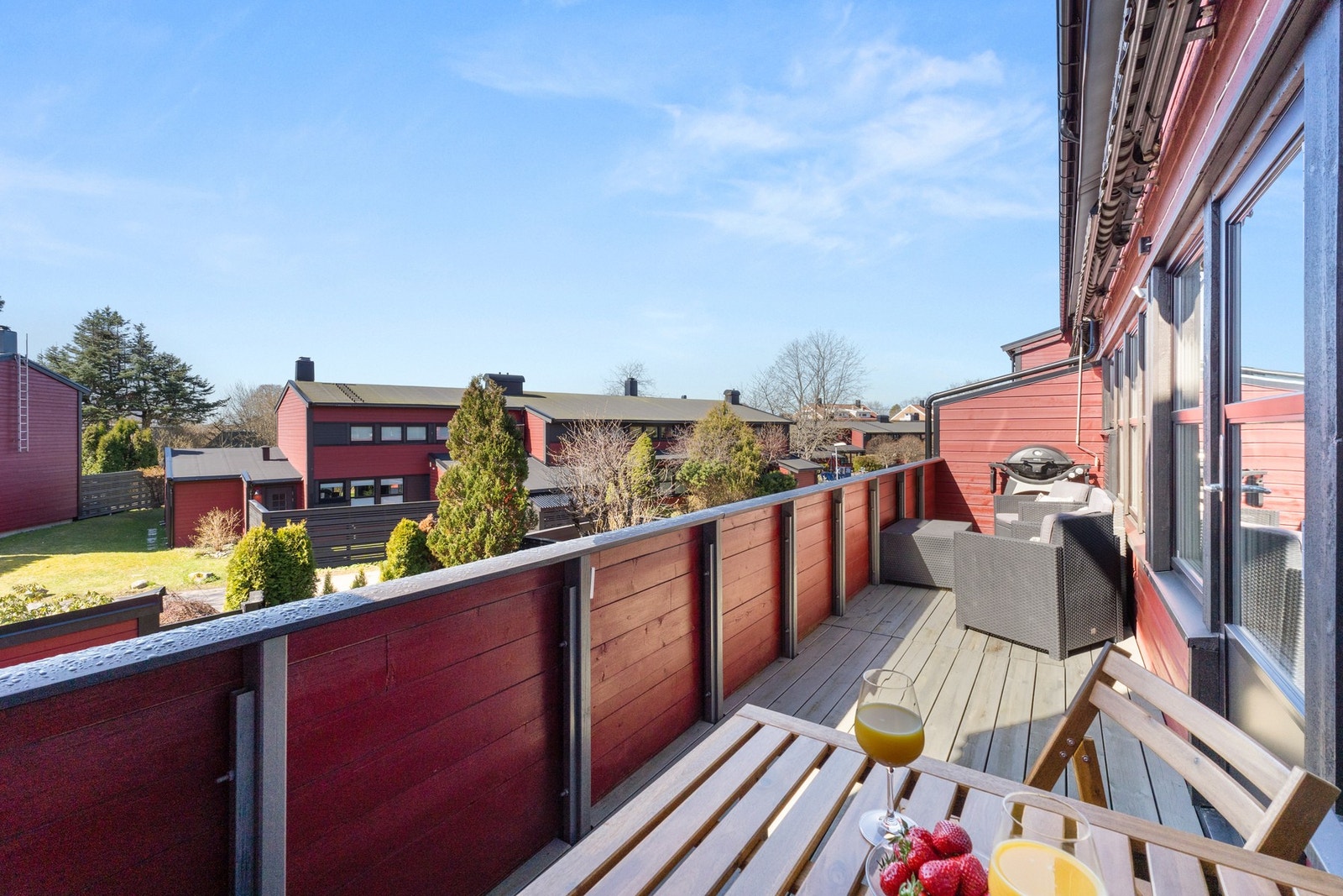 Fra stuen er det utgang til en solrik syd-/vestvendt veranda på 13 kvm Galleribilde