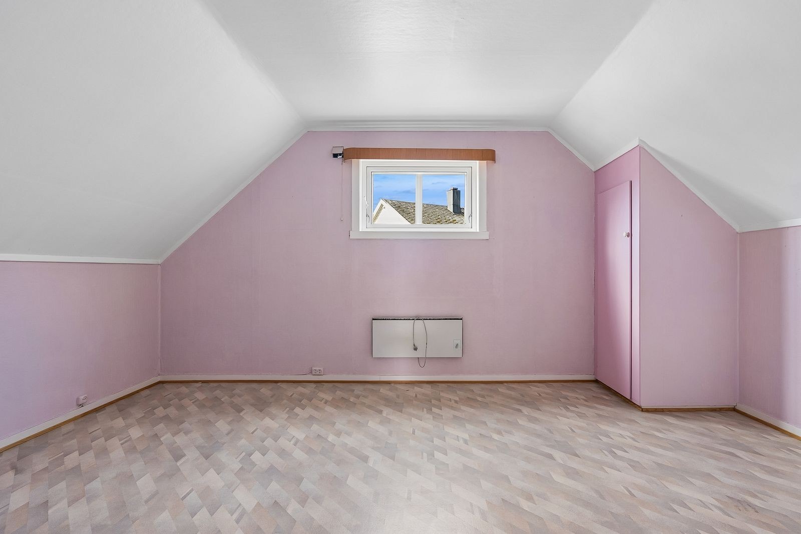 Rommet har plass til både seng og oppbevaringsmøbler. Galleribilde
