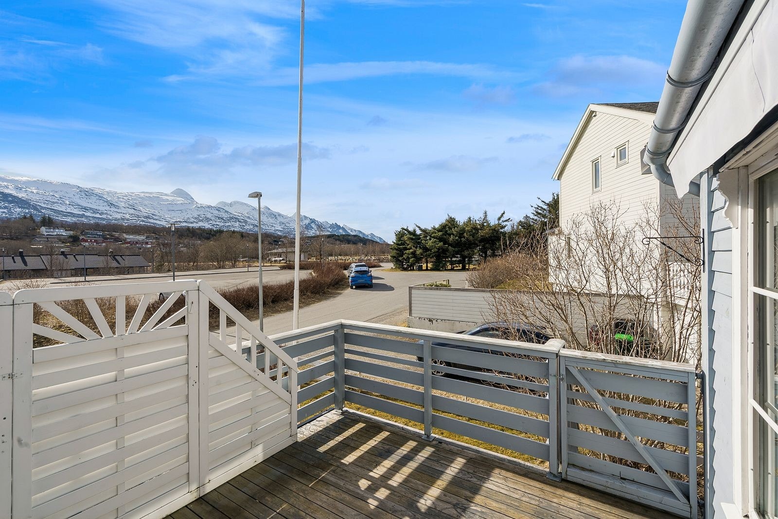 Boligen har en terrasse med utgang fra hovedetasjen som gir ekstra uteplass. Galleribilde