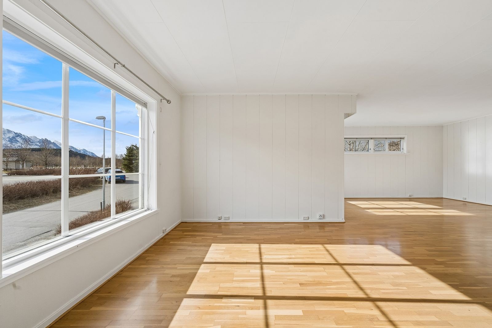 Stueområdet har slettmalte vegger. Galleribilde
