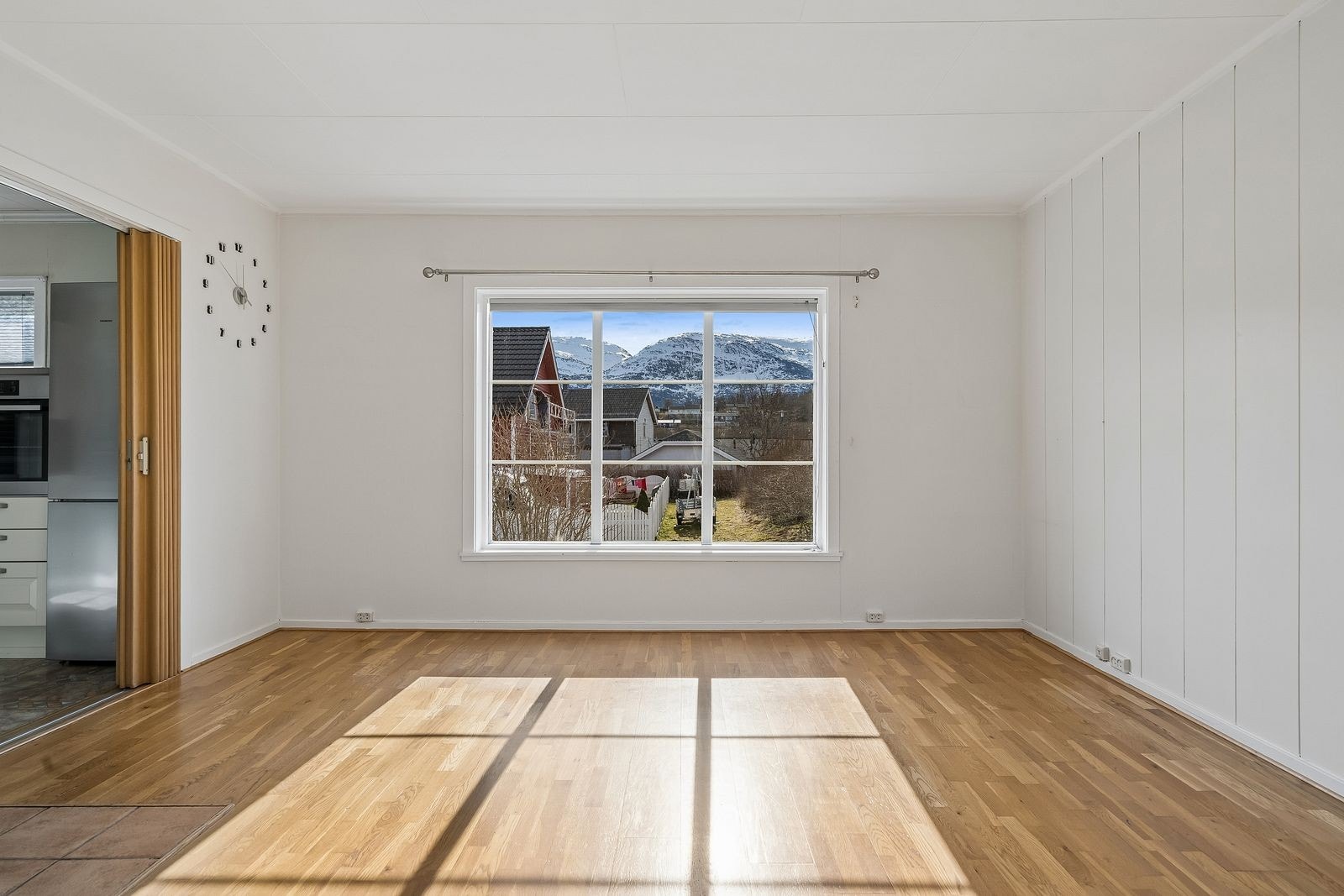 Store vinduer i stuen gir naturlig lys og utsyn mot nærområdet. Galleribilde