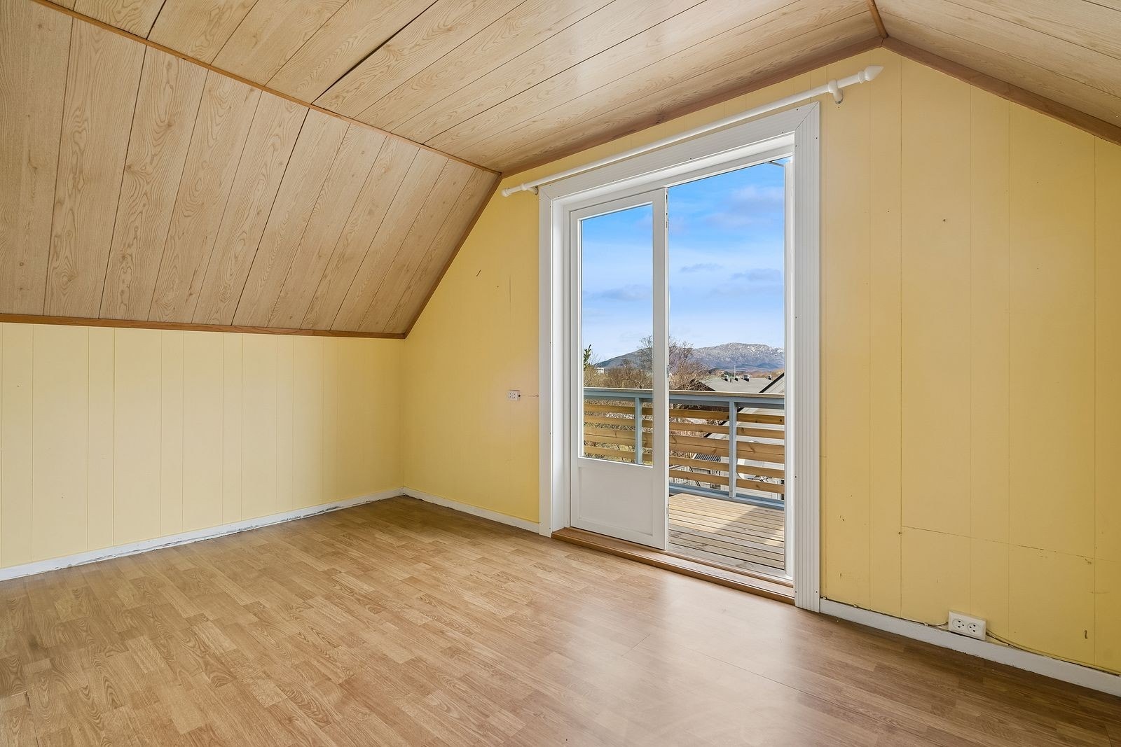 Utgang til balkong fra rommet gir enkel tilgang til uteområdet. Galleribilde