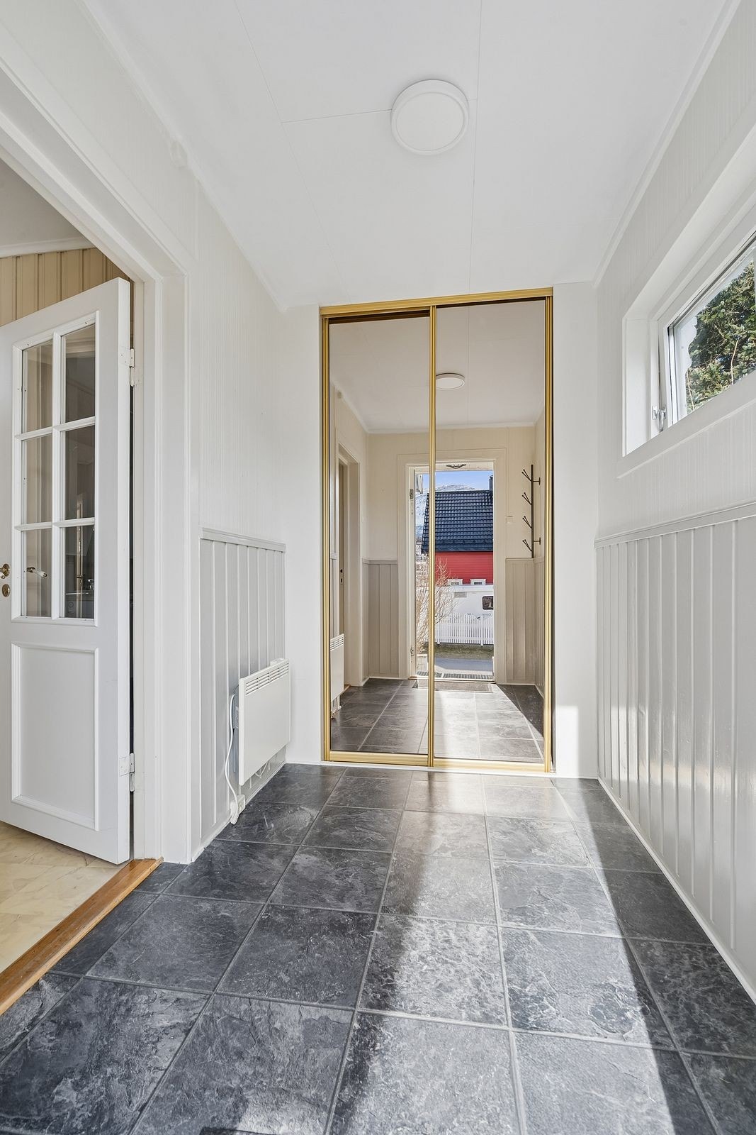 Skyvedørsgarderobe i entré gir gode oppbevaringsmuligheter. Galleribilde