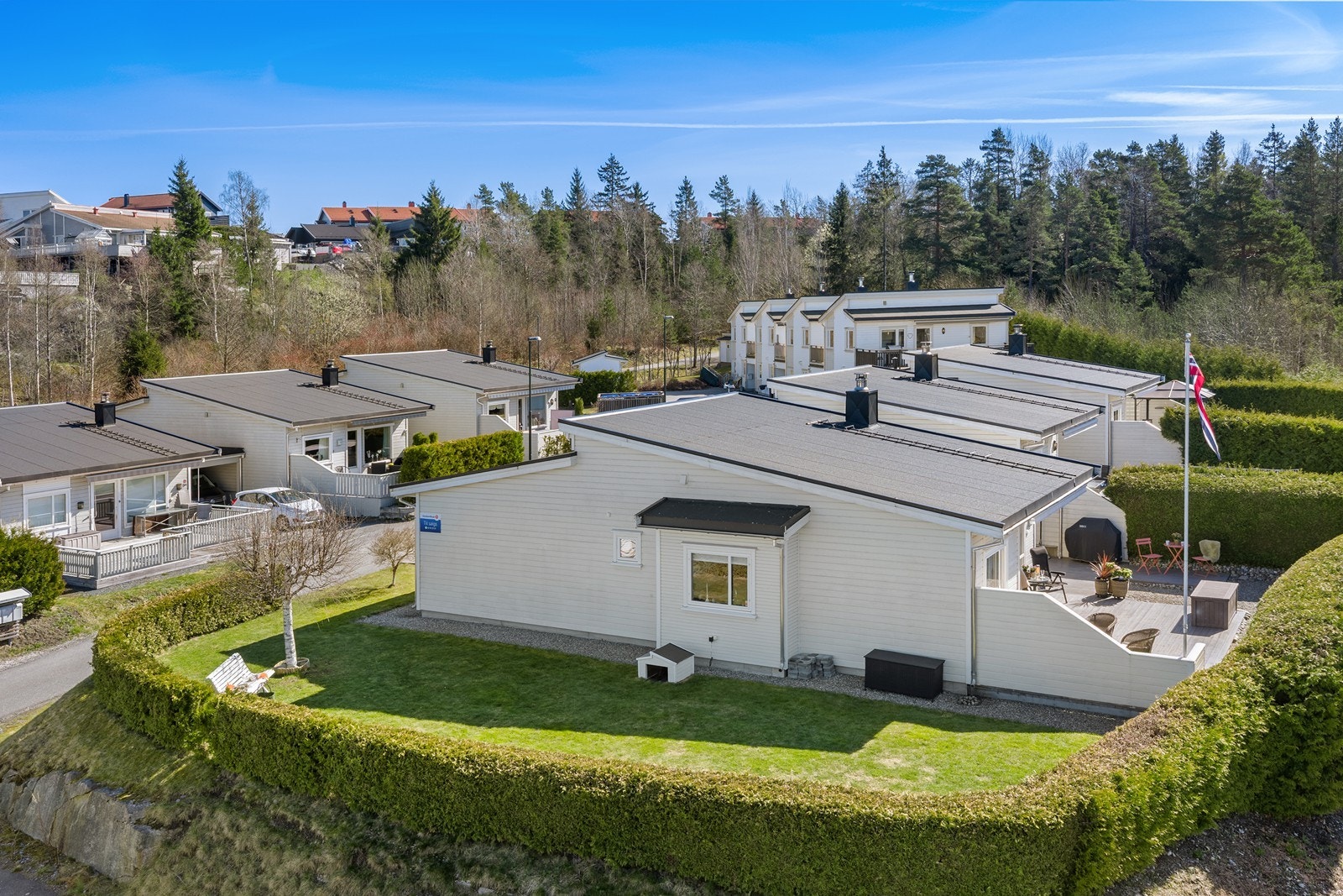 Boligen ligger i et etablert og rolig boligområde med tilsvarende bebyggelse. Galleribilde