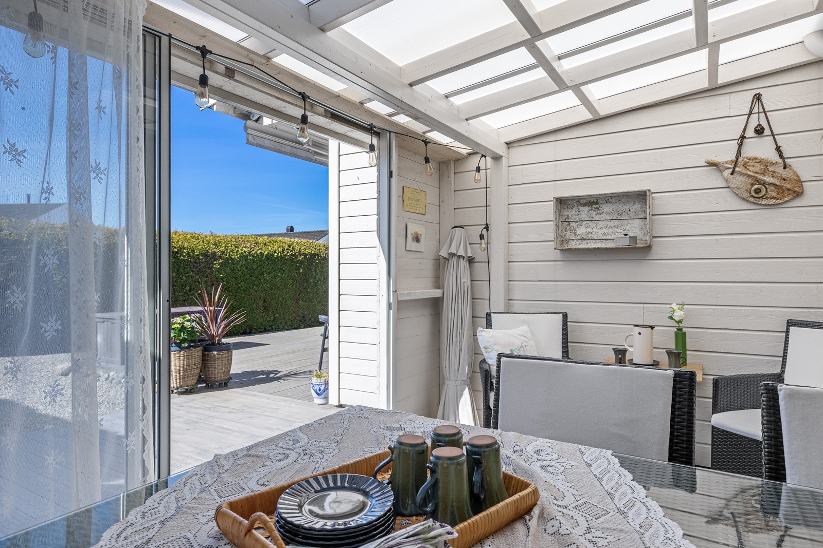 Skyvedører åpner opp mot terrassen og binder uteområdene sammen på en elegant måte. Galleribilde