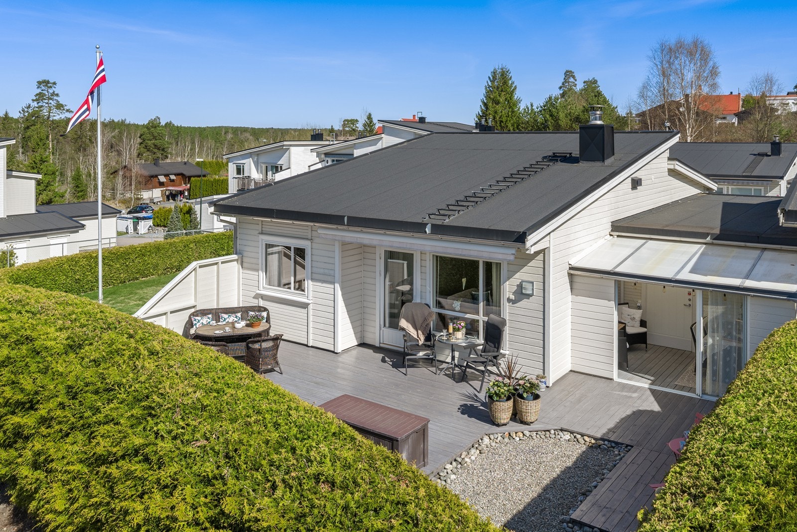 Den store terrassen er en usjenert og privat uteplass, perfekt for sosiale sammenkomster. Galleribilde