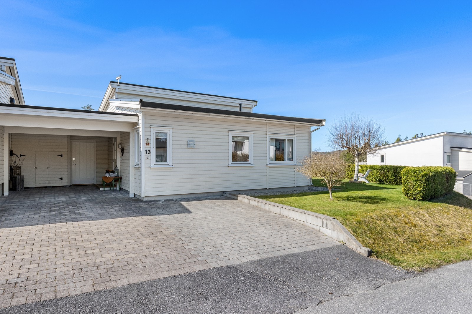 Praktisk hverdag med integrert carport, asfaltert gårdsplass og kort gangavstand til både Kiwi og bussholdeplass (ca. 6 min). Galleribilde
