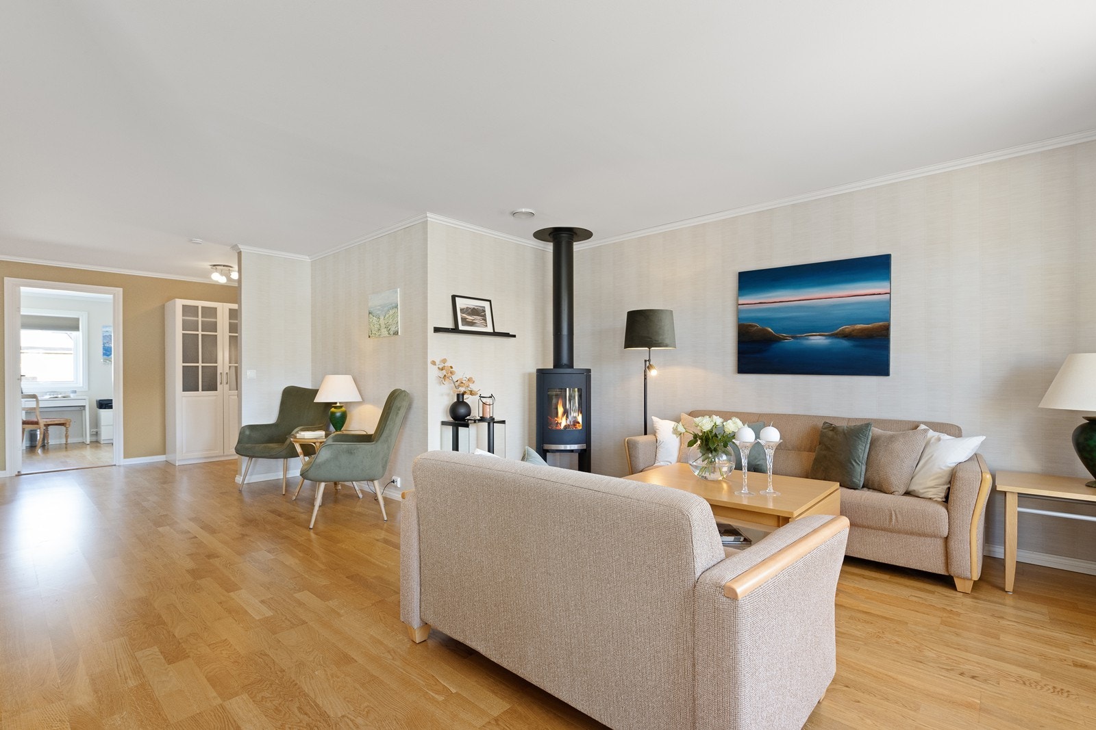 En gjennomtenkt planløsning på ett plan samler boligens to soverom og sosiale soner på en praktisk måte. Galleribilde