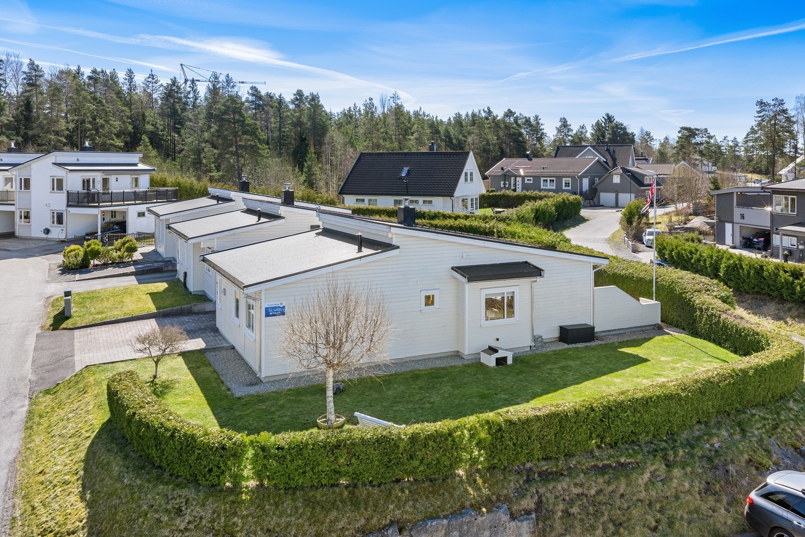 Eiendommen har en fin plassering i feltet med en pent opparbeidet hage. Galleribilde