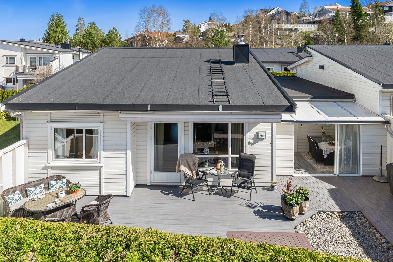 I tillegg til den store terrassen har boligen en innglasset del av terrassen på 10 m², et lunt uterom som forlenger sesongen. Galleribilde