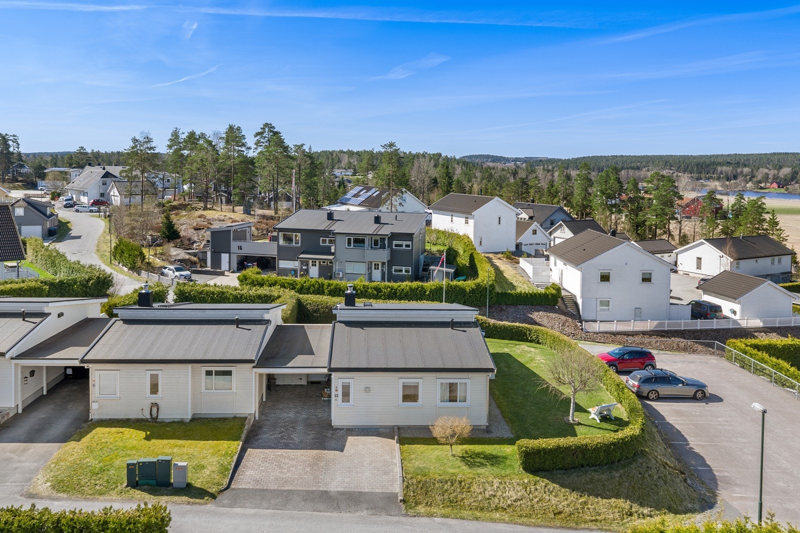 Direkte adkomst fra kommunal vei til asfaltert gårdsplass med parkering i egen carport. Galleribilde
