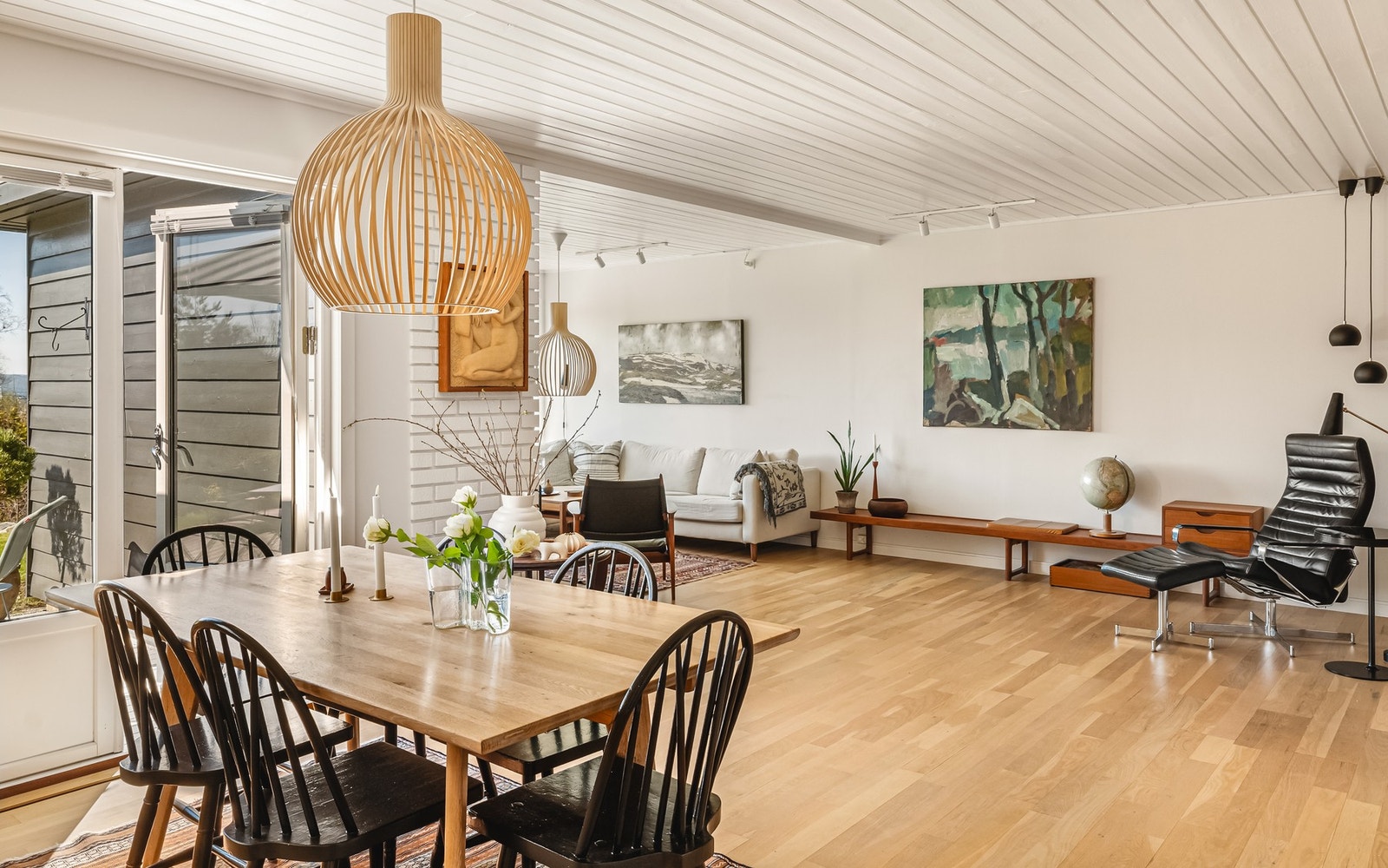 - Utformingen gir naturlige soner for både sofagruppe og spisestue - Galleribilde