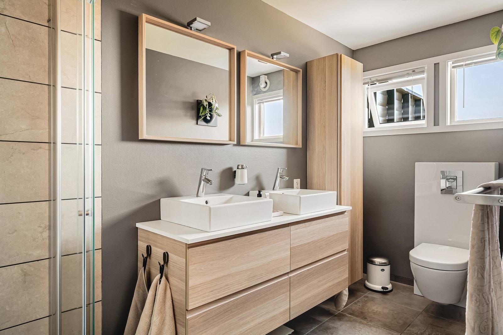 - Badet fremstår som moderne og delikat med dels flislagte overflater, dobbel servant og god belysning - Galleribilde