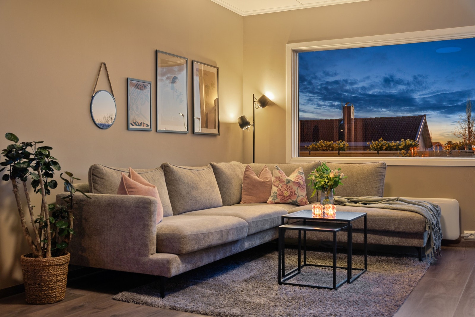 Leiligheten ligger i byggets 2. etasje og har et bruksareal på 80 m² (BRA-i), i tillegg til eksterne boder på totalt 18 m² samt en vestvendt balkong på 16 m². Galleribilde