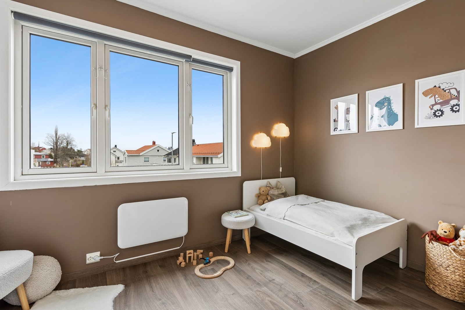 Soverom 2 på ca. 8 m² og egner seg godt som barnerom, med plass til seng, skrivepult og oppbevaring. Galleribilde