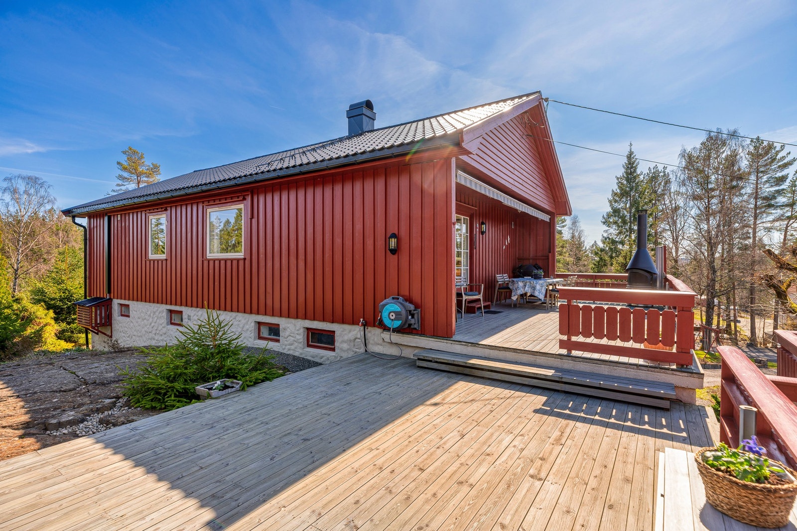 Solrik og romslig terrasse med direkte adkomst fra boligen - perfekt for lange sommerdager i rolige omgivelser. Galleribilde