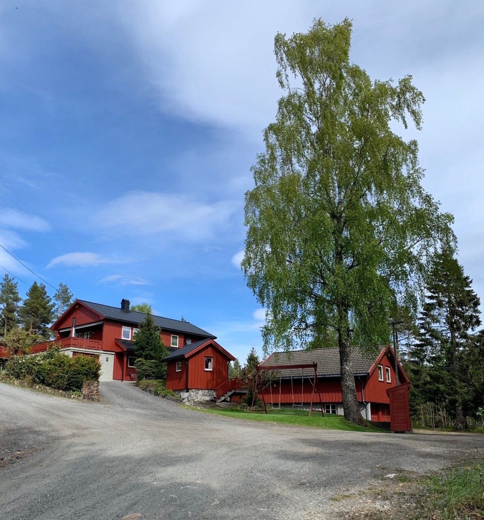 Privat bilde. viser eiendommen med frodig vegetasjon. Galleribilde