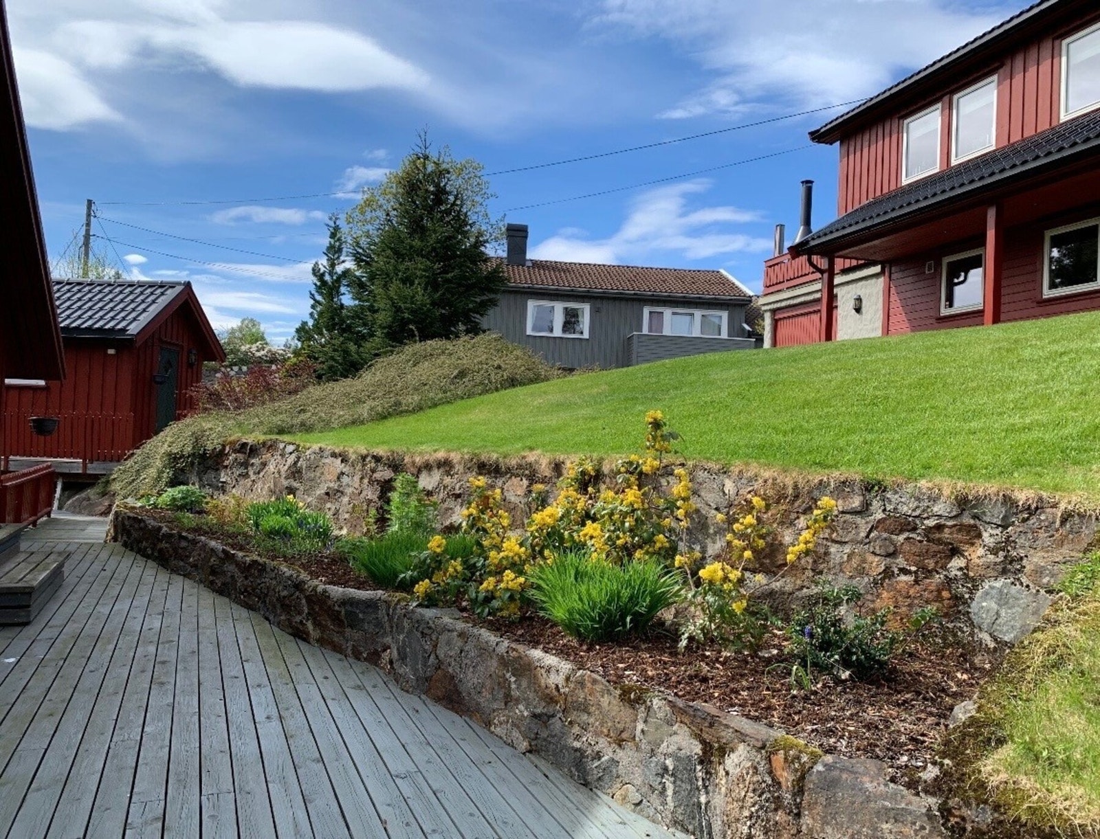 Selgers privat bilde.
Pent opparbeidet uteområde med natursteinsmur og beplantning - gir eiendommen et helhetlig og velstelt preg. Galleribilde