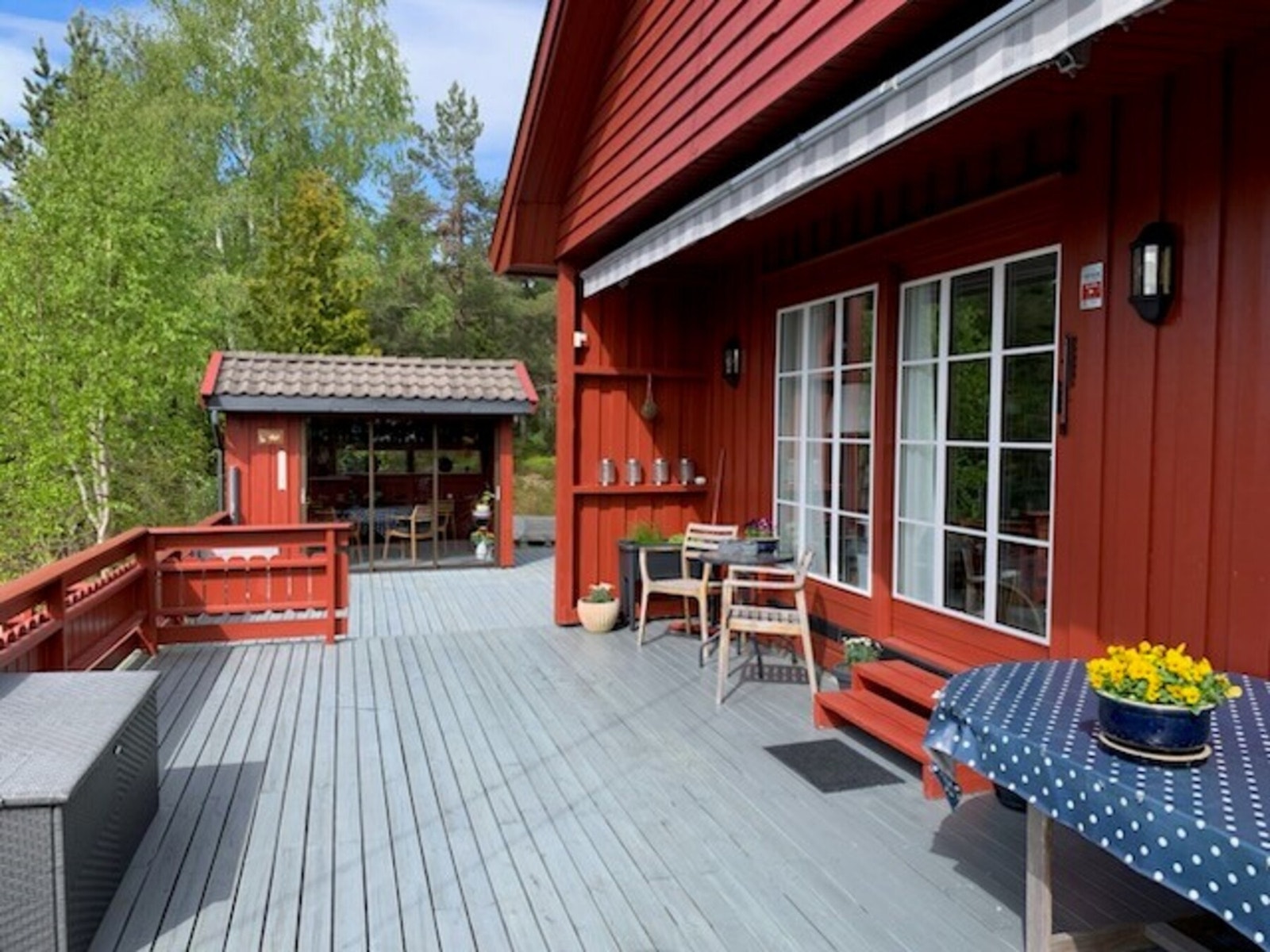 Stor og solrik terrasse med god plass til flere sittegrupper - et perfekt uterom for avslapning og sosiale sammenkomster. Galleribilde