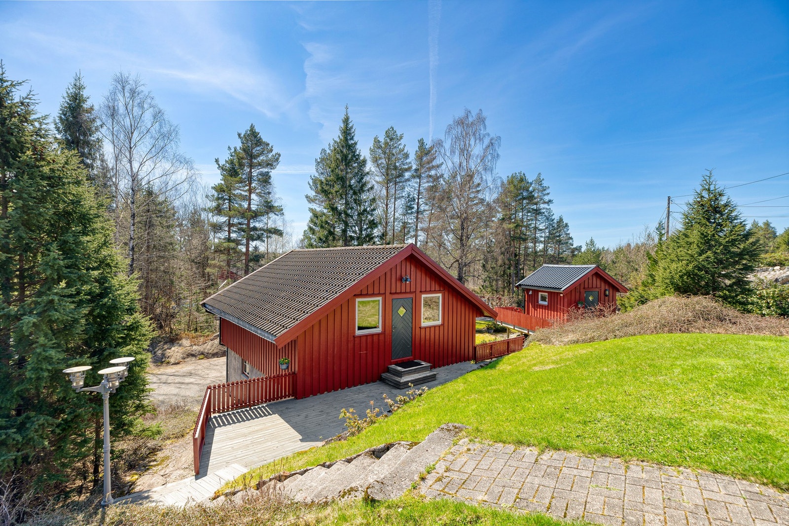 Garasjeloftet er innredet og velegnet for gjester eller tenåringsbarn. Galleribilde