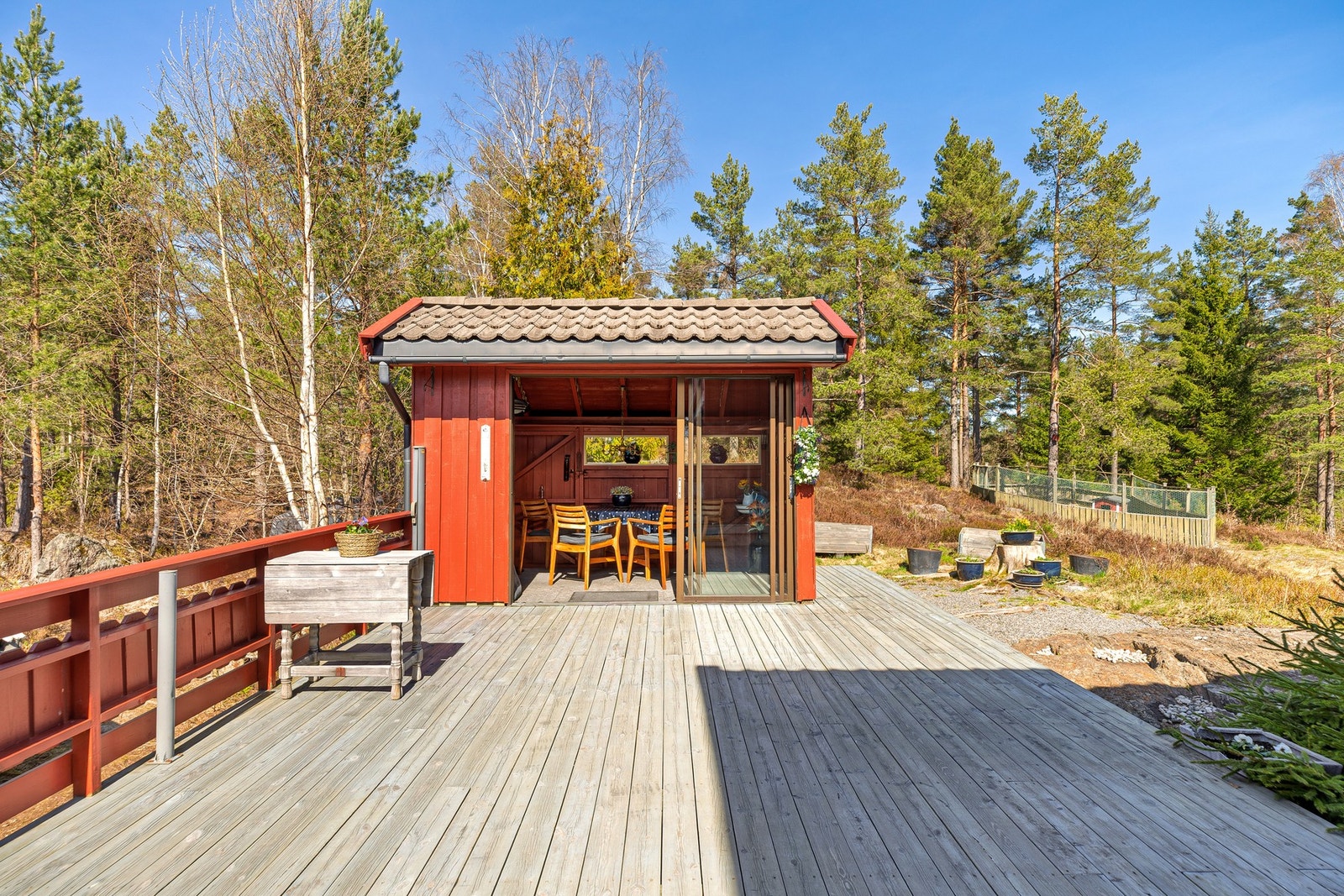 Koselig utestue i tilknytning til terrassen - et lunt og skjermet sted for hyggelige måltider og sosiale stunder. Galleribilde