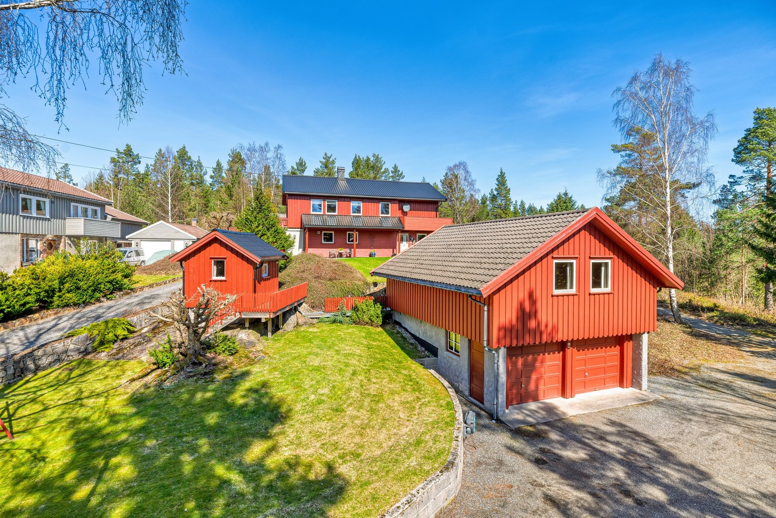 Innbydende eiendom med flere bygninger og hyggelig tun - gode parkeringsmuligheter. Galleribilde