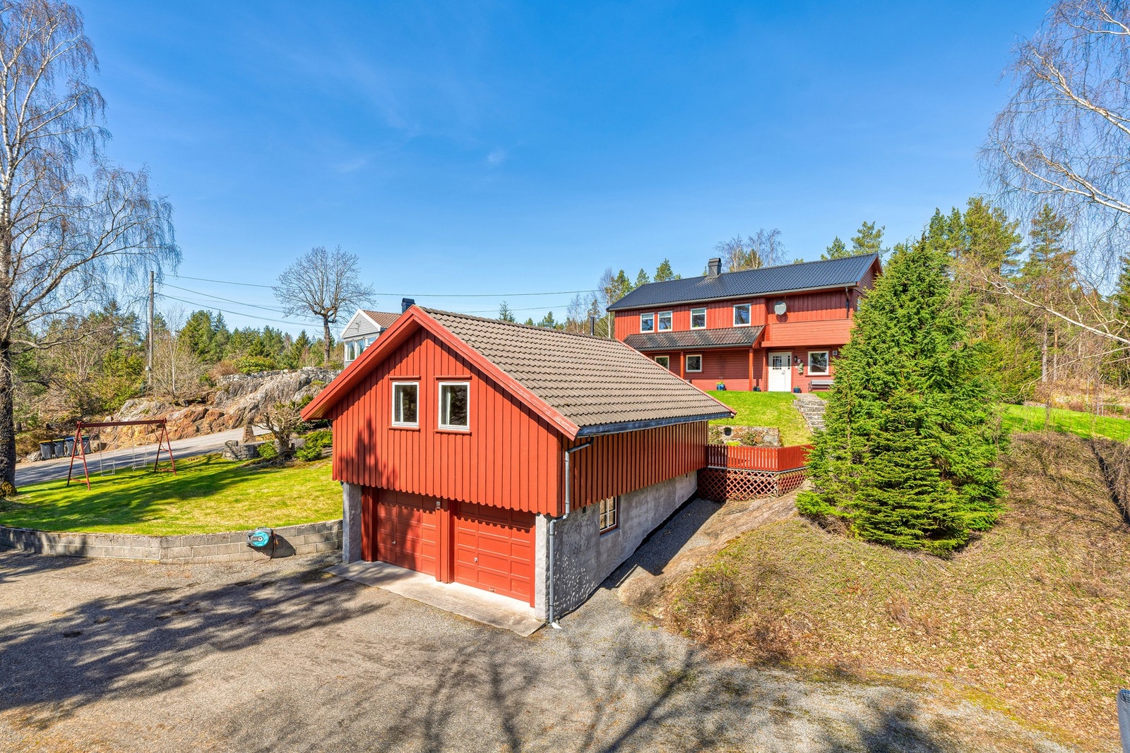 Romslig eiendom med hyggelig tun og flere bygninger - gode parkeringsmuligheter og fine uteområder. Galleribilde