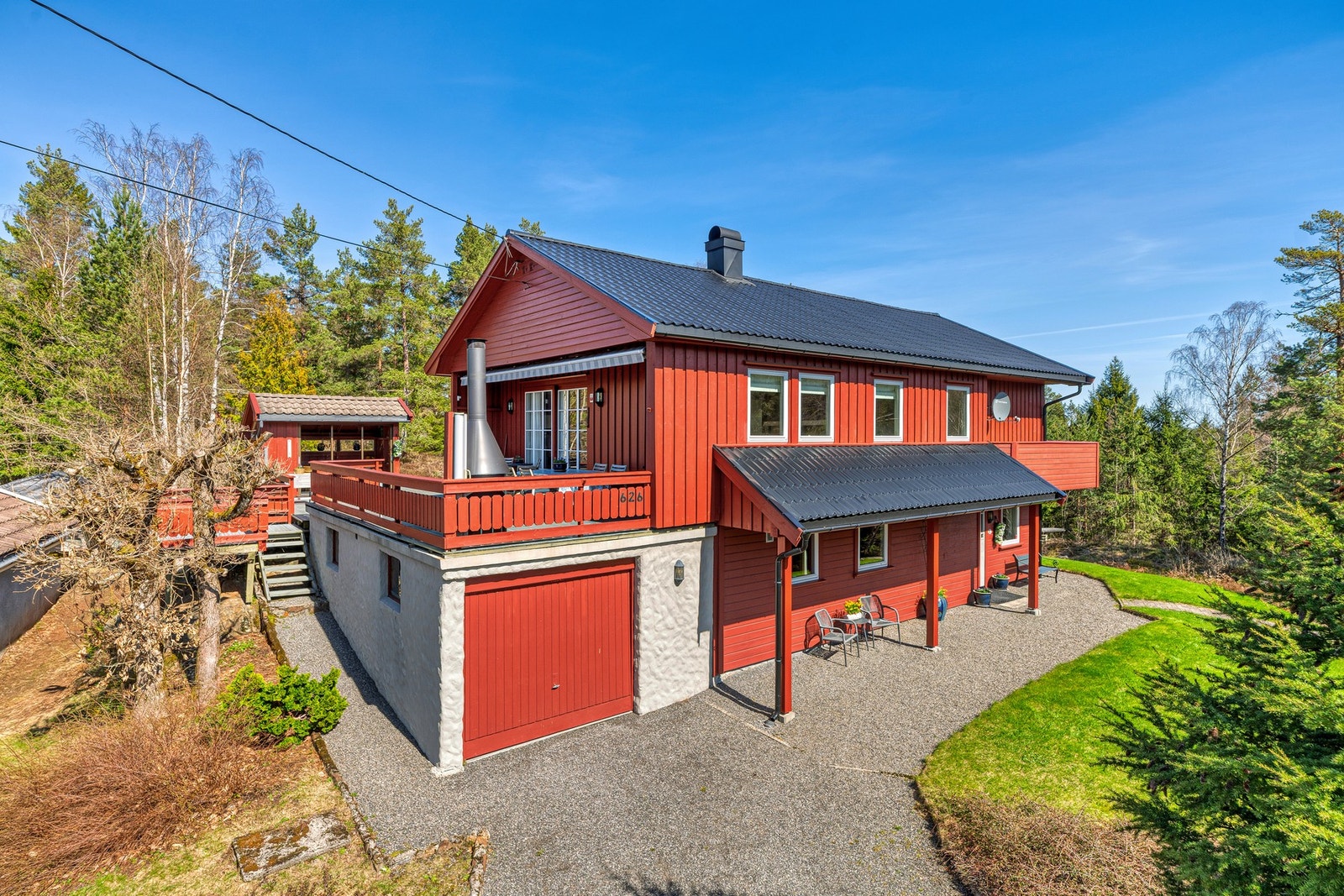 Enebolig med integrert garasje og stor terrasse - pent plassert på tomten med gode solforhold og fine uteområder. Galleribilde
