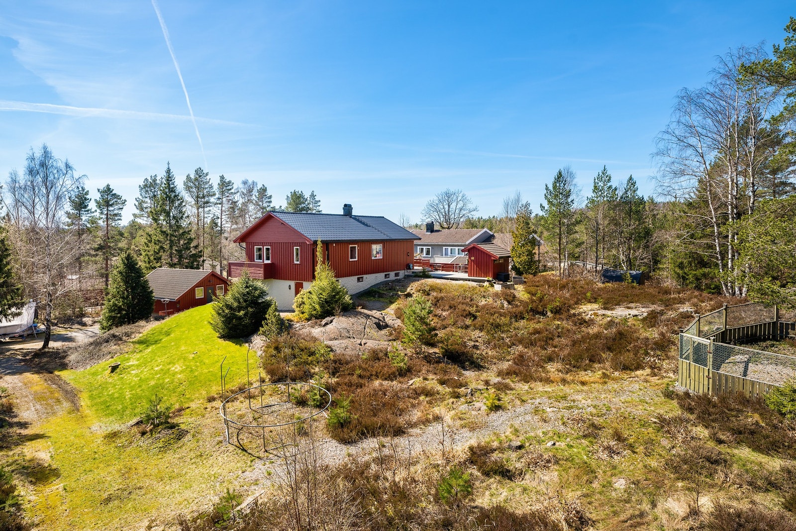 Tomten grenser mot friområde og vakker natur. Galleribilde