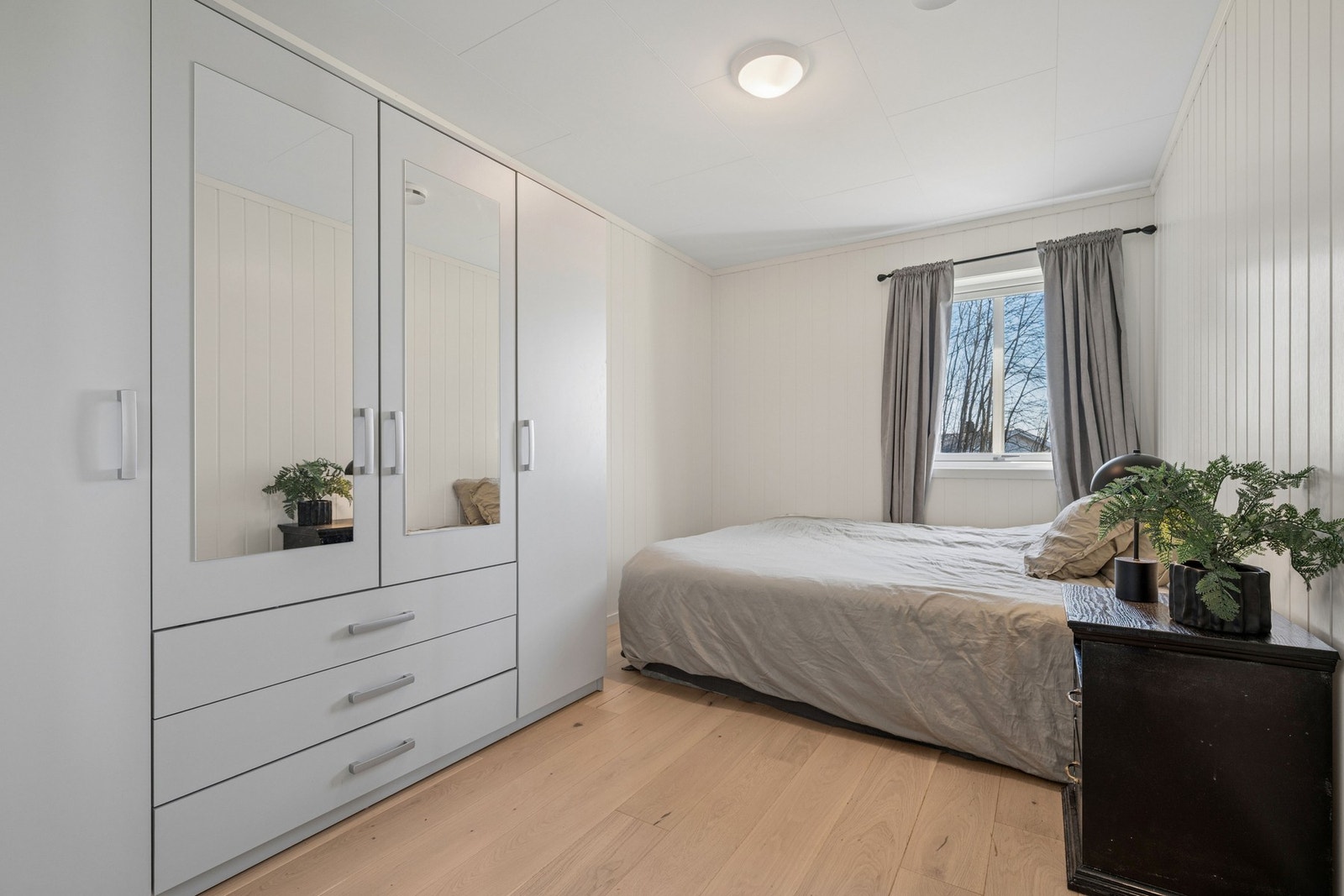 Hovedsoverommet har garderobeskap og god plass til dobbeltseng. Galleribilde