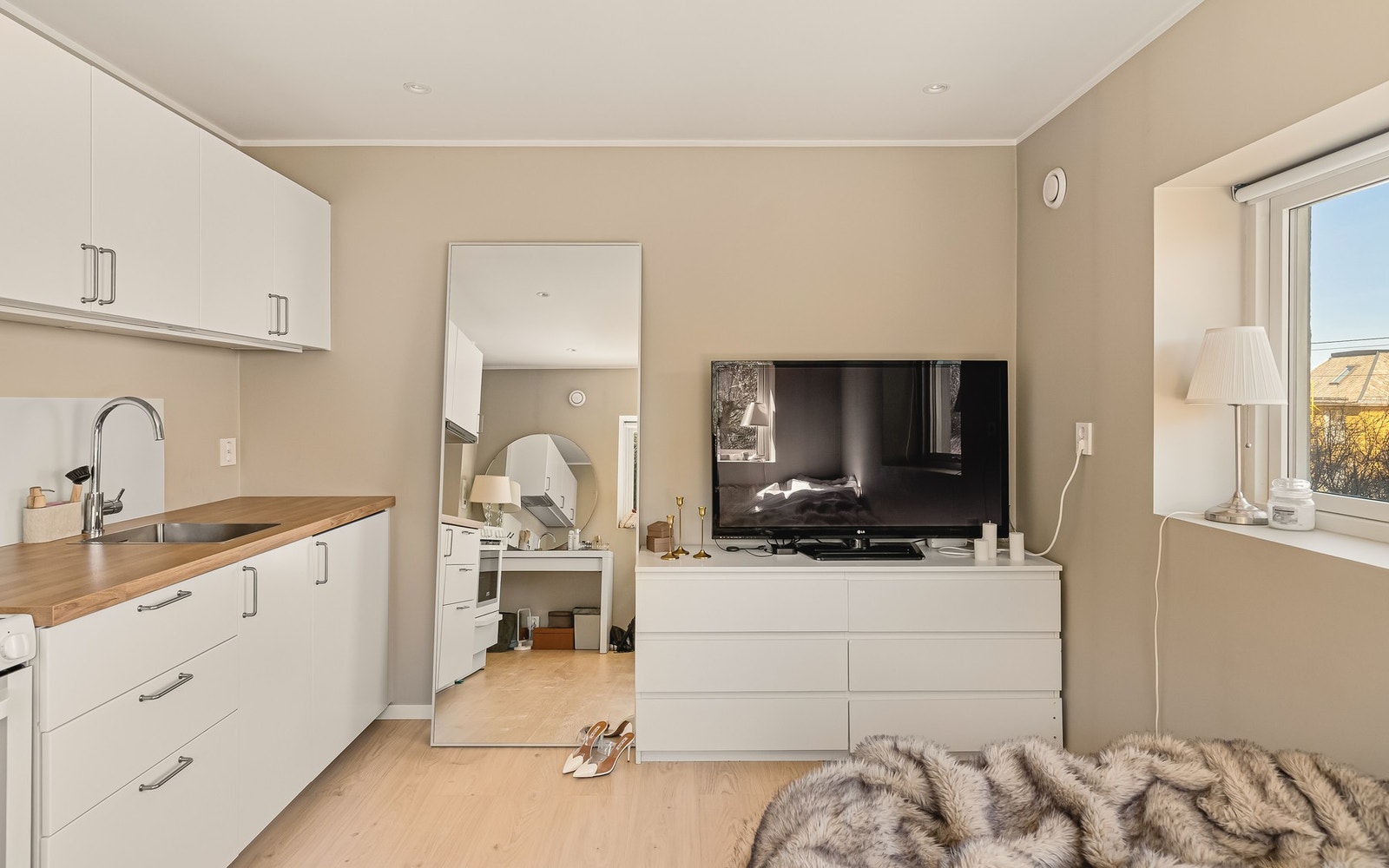 Arealet i kjeller er opprinnelig godkjent som hybel, men er i dag innredet som egen boenhet. Endringen er søknadspliktig. Den er ikke godkjent som egen boenhet. Galleribilde