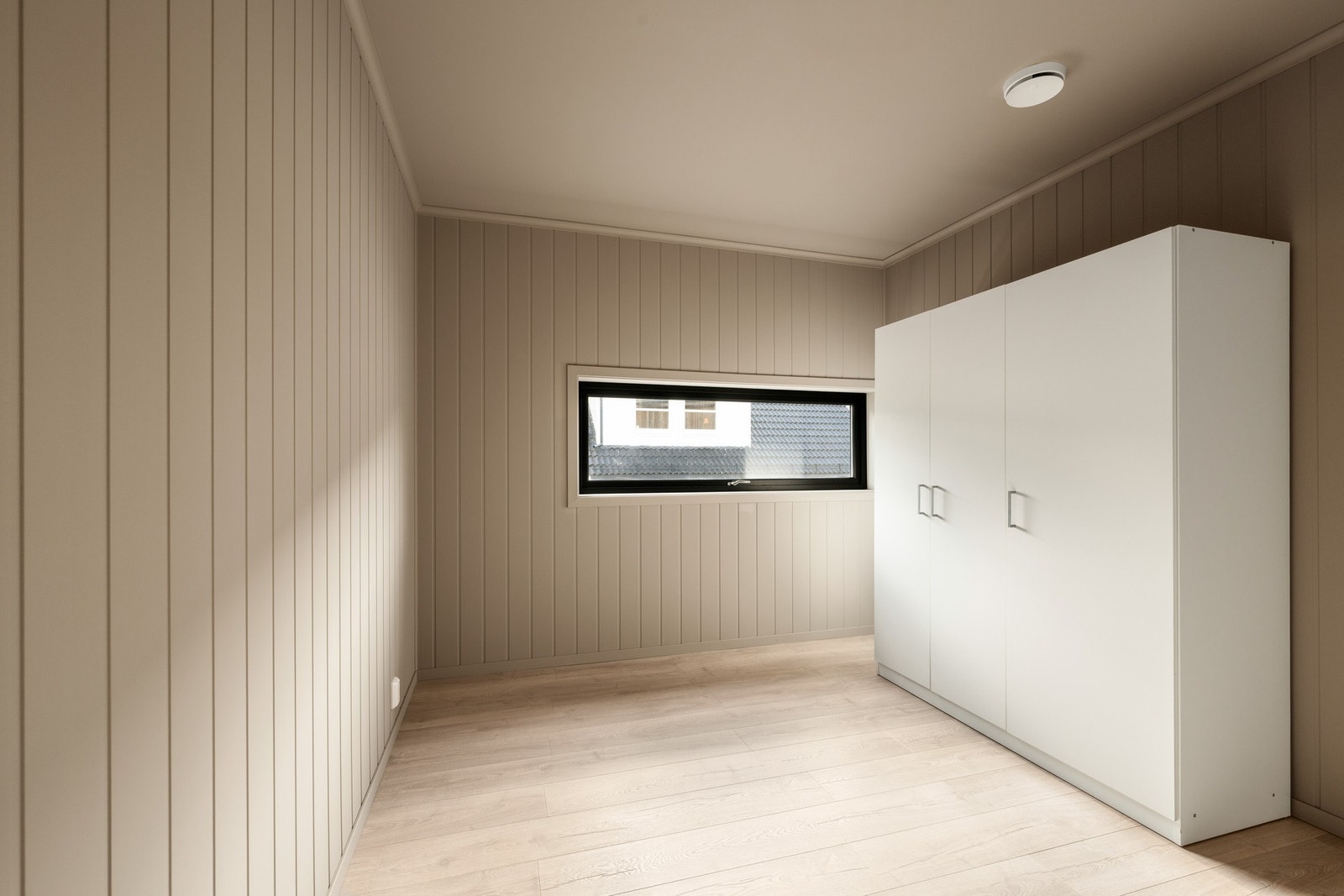 I hovedetasjen er det satt inn et ekstra soverom med garderobe. Galleribilde