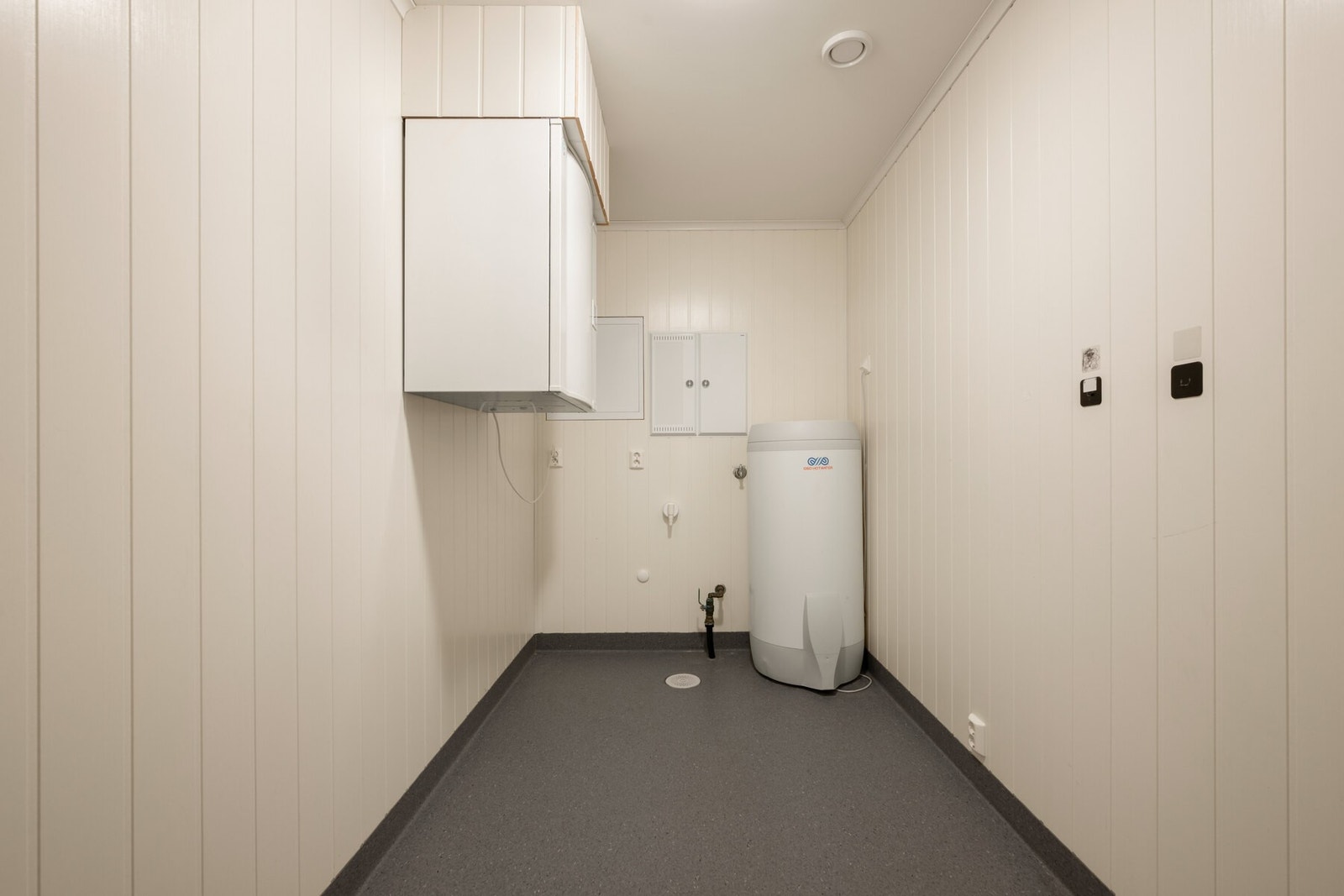 Praktisk bod kombinert med vaskerom, utstyrt med varmtvannsbereder og ventilasjonsanlegg. Galleribilde