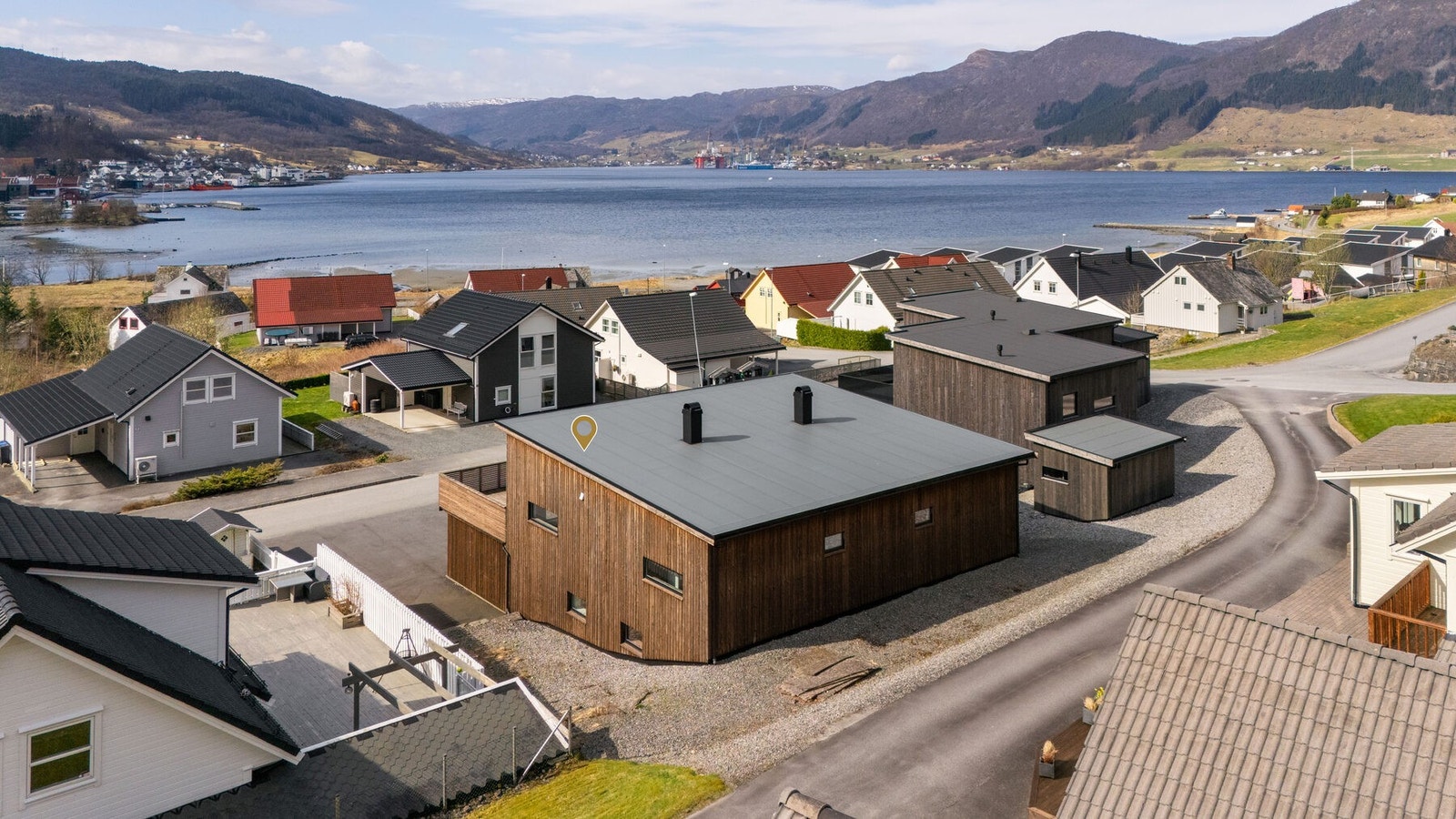 Moderne boligområde med utsikt over fjord og fjell. Nærhet til sjøen og rolige omgivelser. Galleribilde
